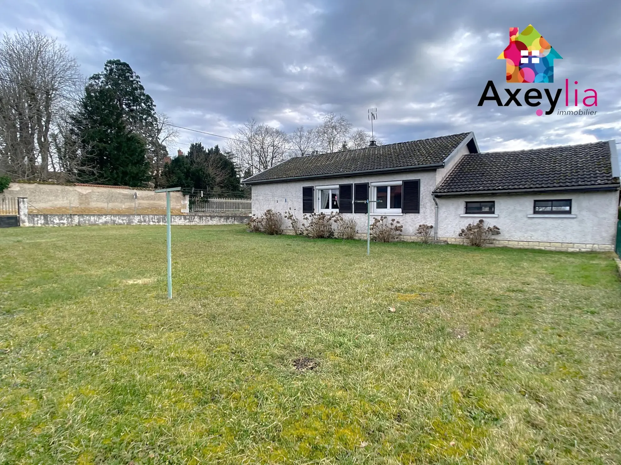 Maison de plain-pied à vendre à Briennon avec garage et jardin 