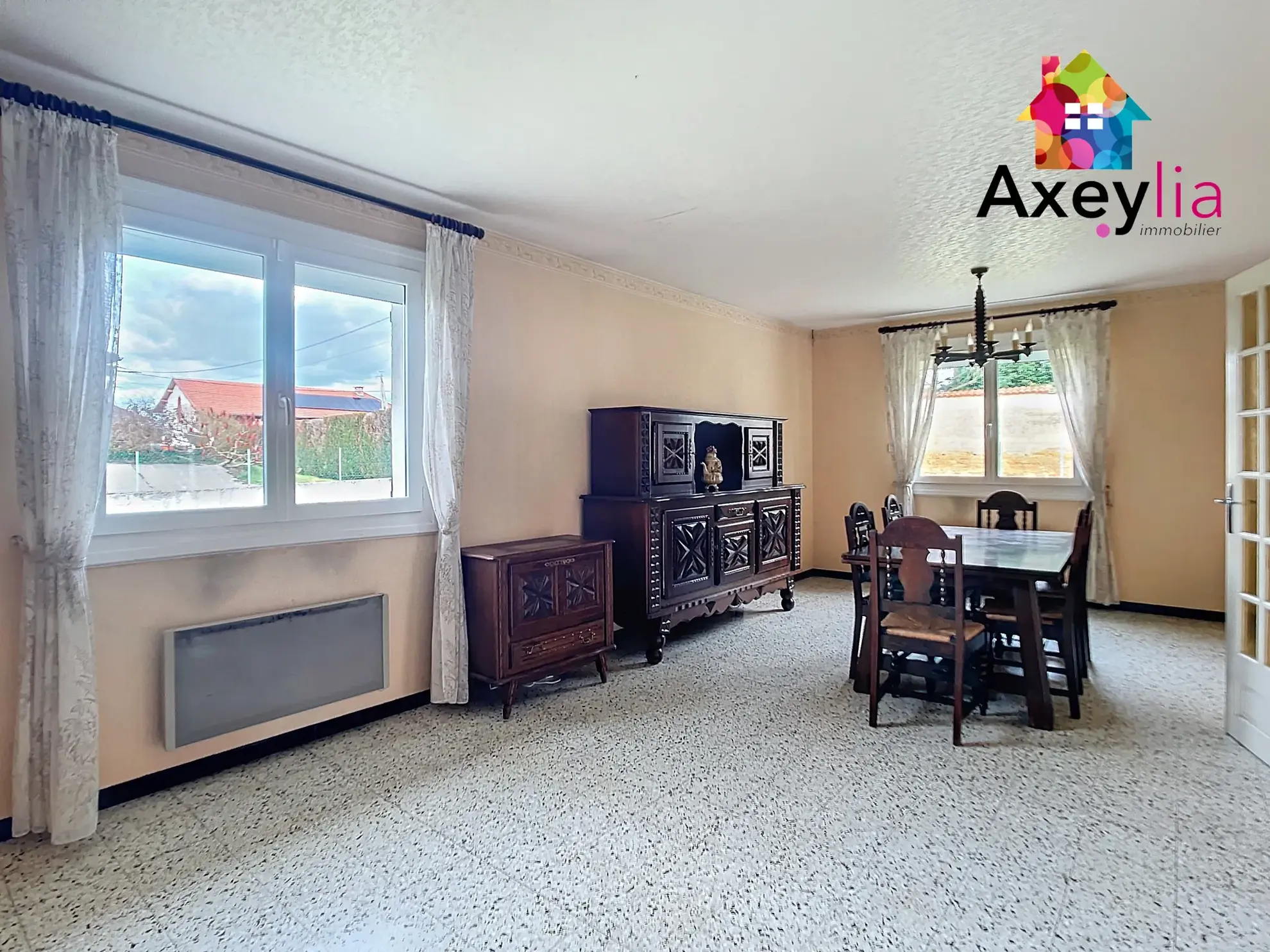Maison de plain-pied à vendre à Briennon avec garage et jardin 
