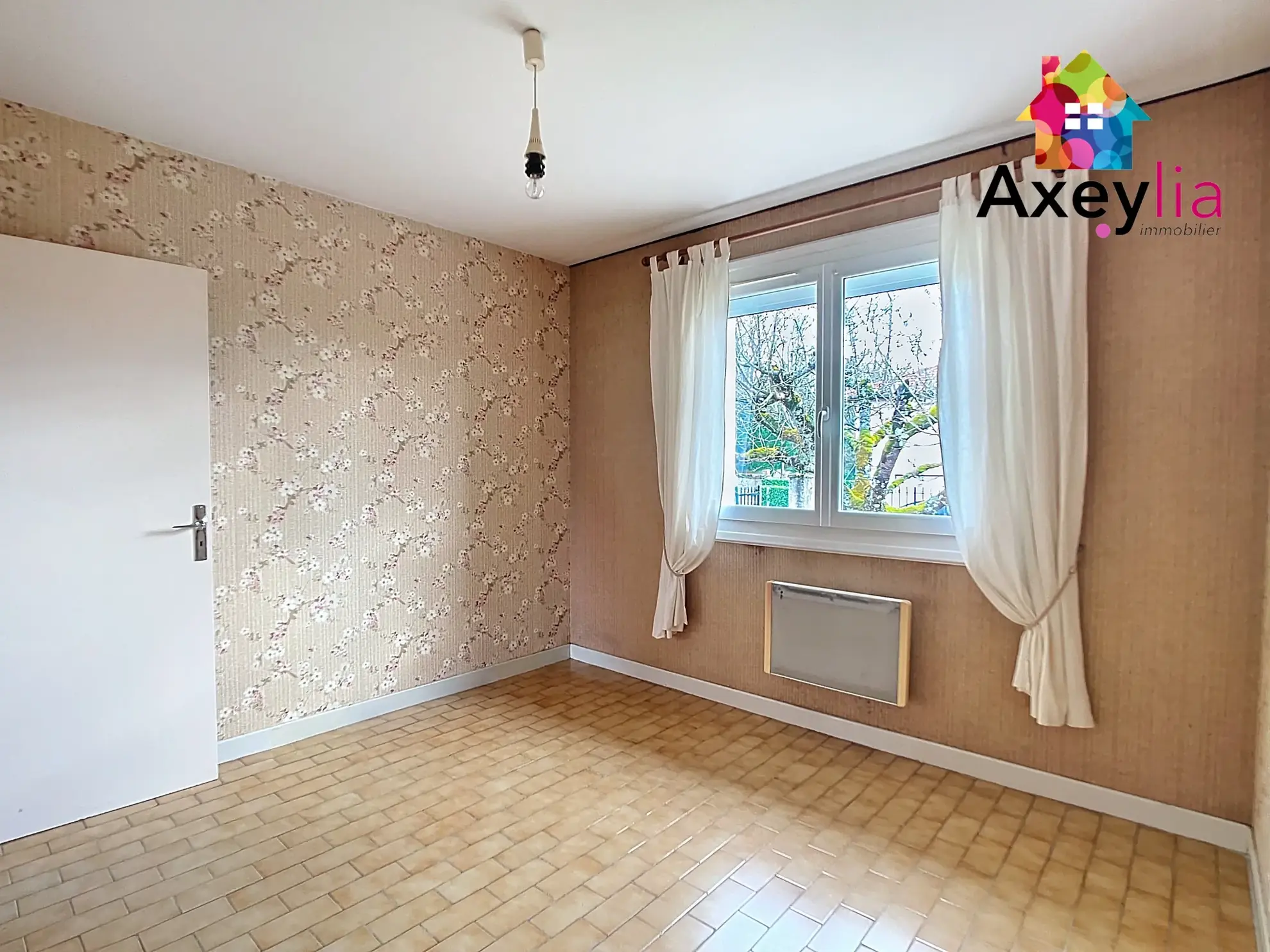 Maison de plain-pied à vendre à Briennon avec garage et jardin 