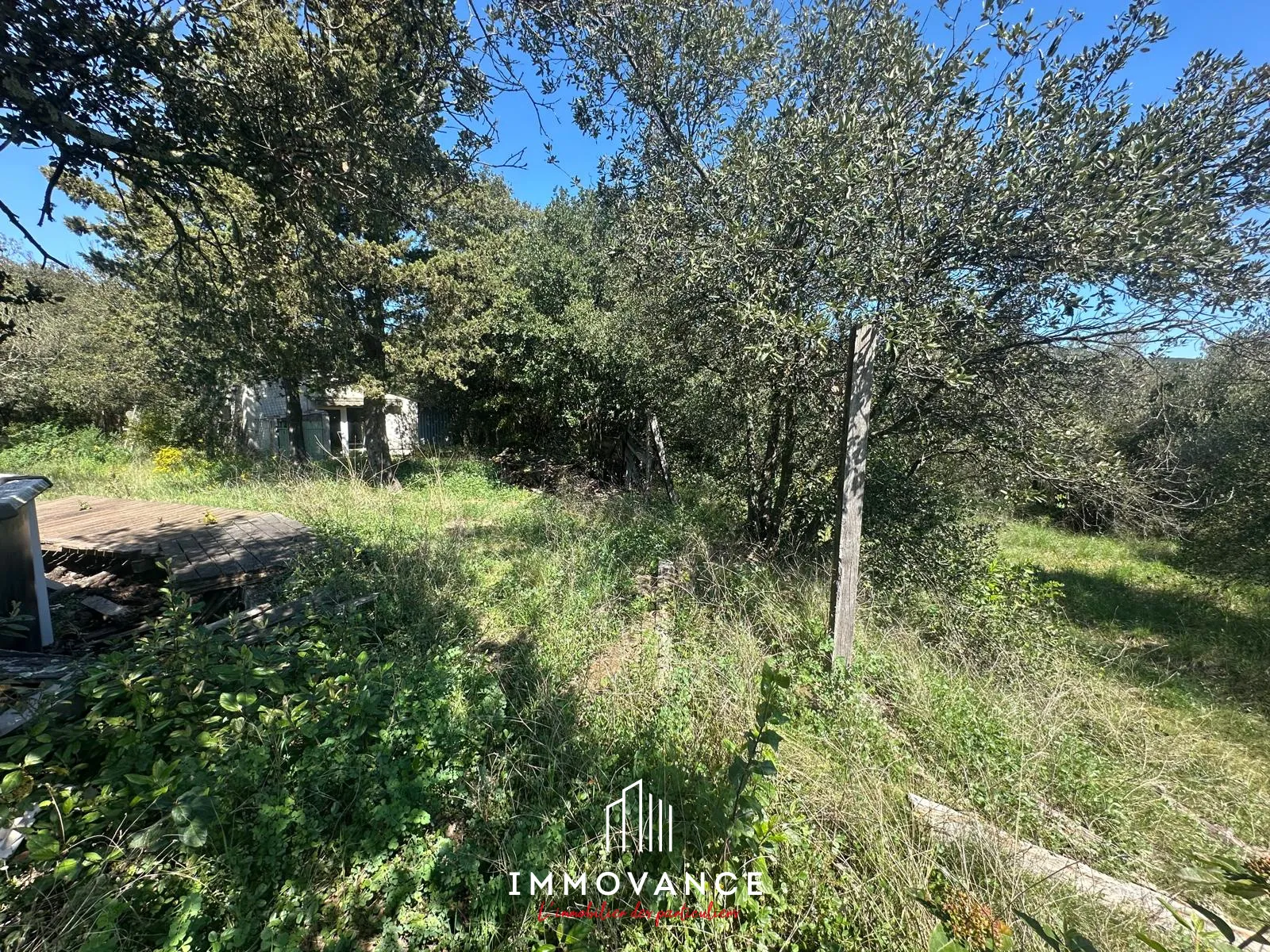 Maison à rénover avec grand terrain à Claret – Opportunité rare 