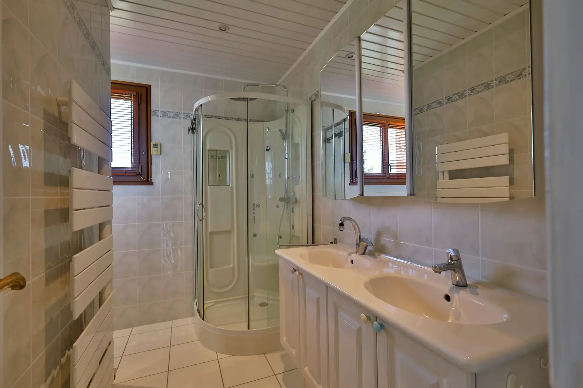 Maison T4 avec sous-sol complet à vendre à Arandon-Passins, découvrez cette charmante propriété familiale 