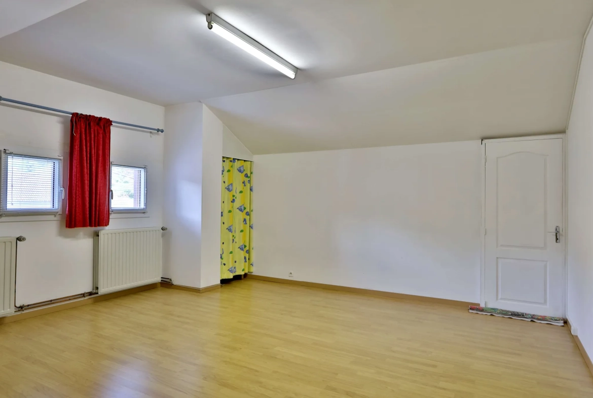 Maison T4 avec sous-sol complet à vendre à Arandon-Passins, découvrez cette charmante propriété familiale 