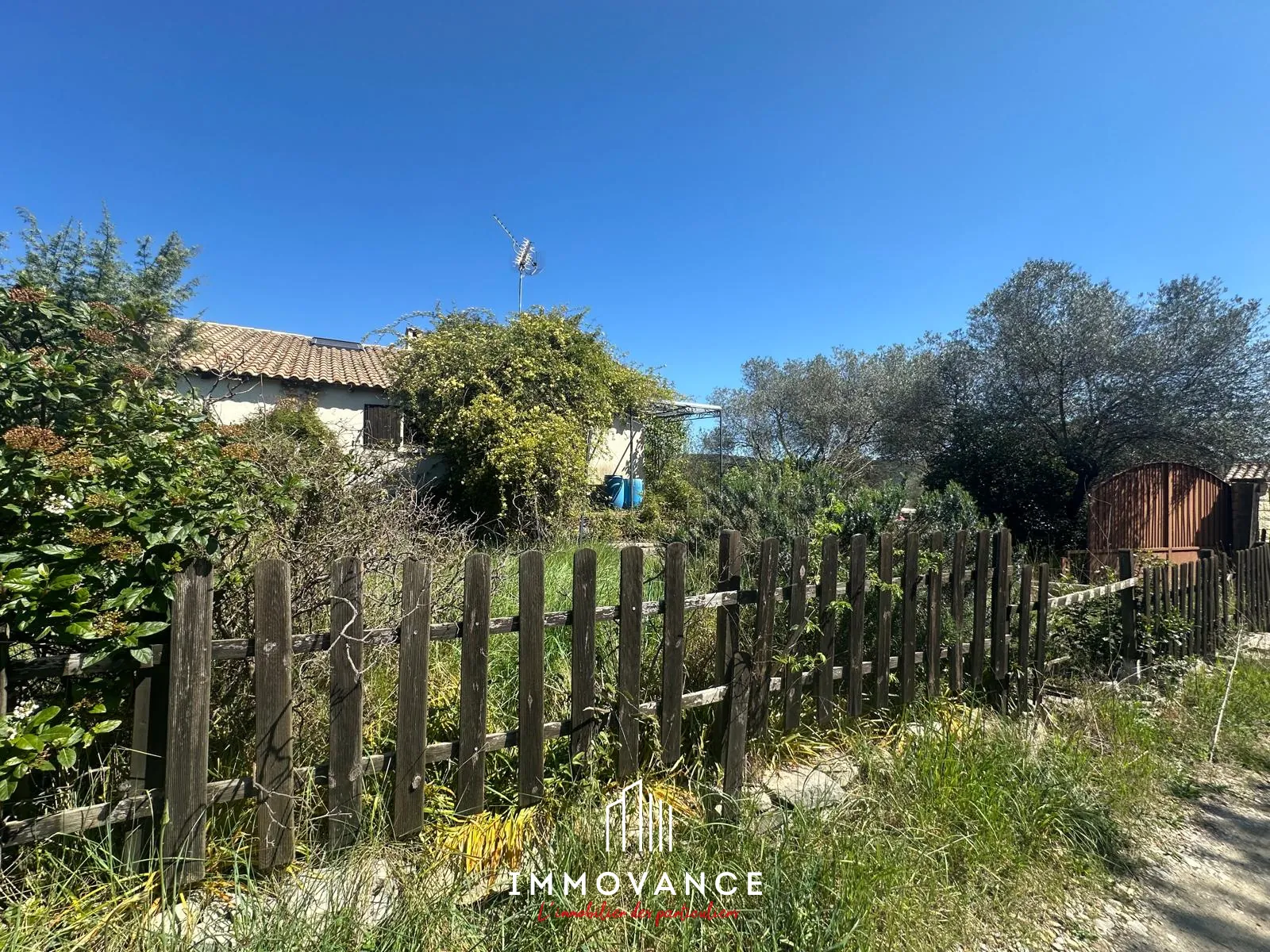 Maison à rénover avec grand terrain à Claret – Opportunité rare 