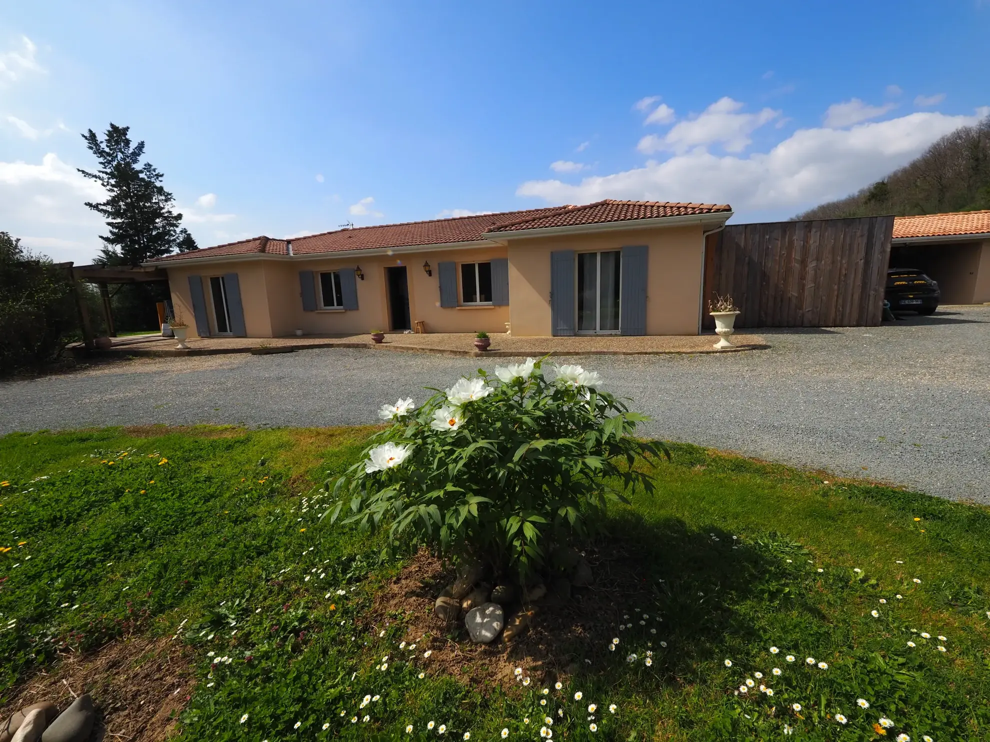 Belle villa de plain-pied de 168 m² à Mongauzy - Calme et proximité autoroute 