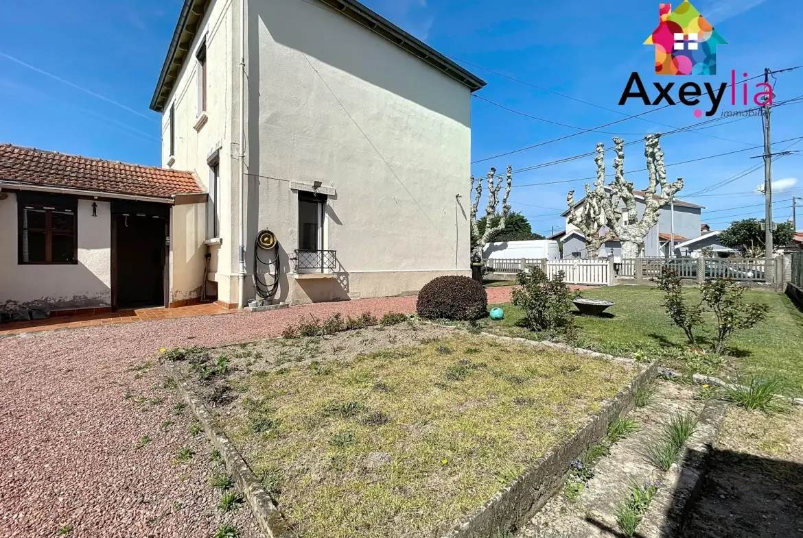 Maison à vendre à Roanne avec 2 chambres, garage et terrain clos de 312 m² 