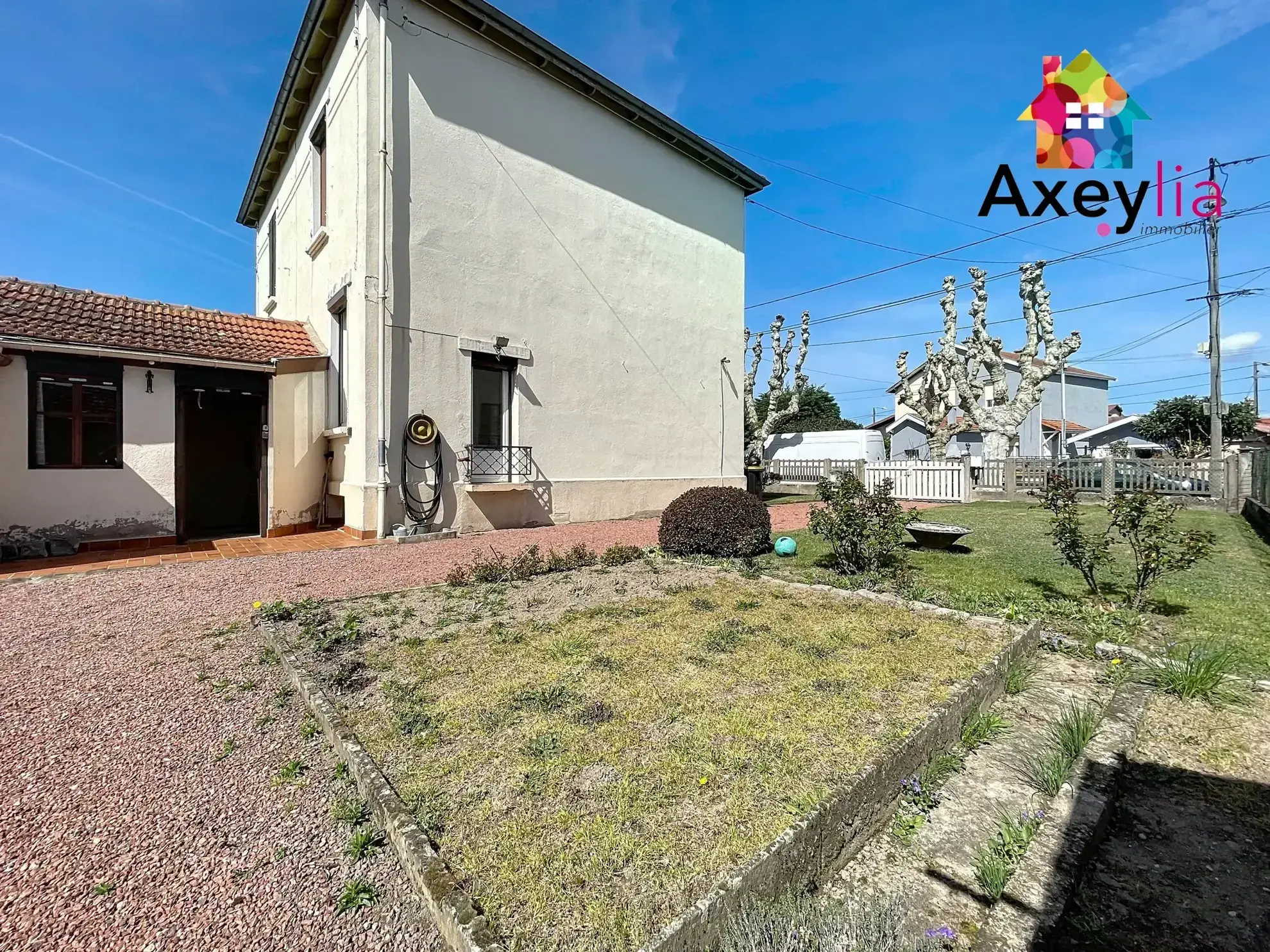 Maison à vendre à Roanne avec 2 chambres, garage et terrain clos de 312 m² 
