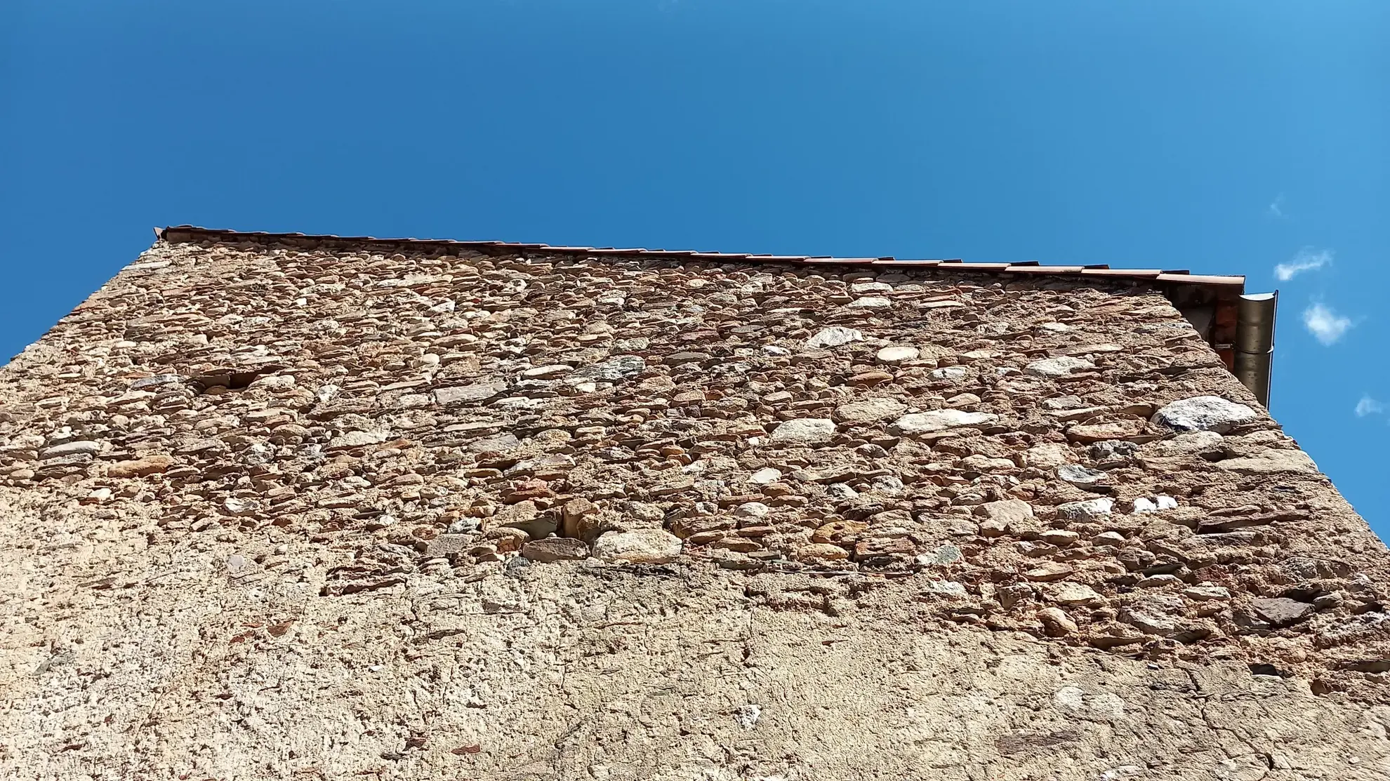 Maison de village en pierre avec terrasse à Saint Gervais sur mare - Opportunité à saisir 