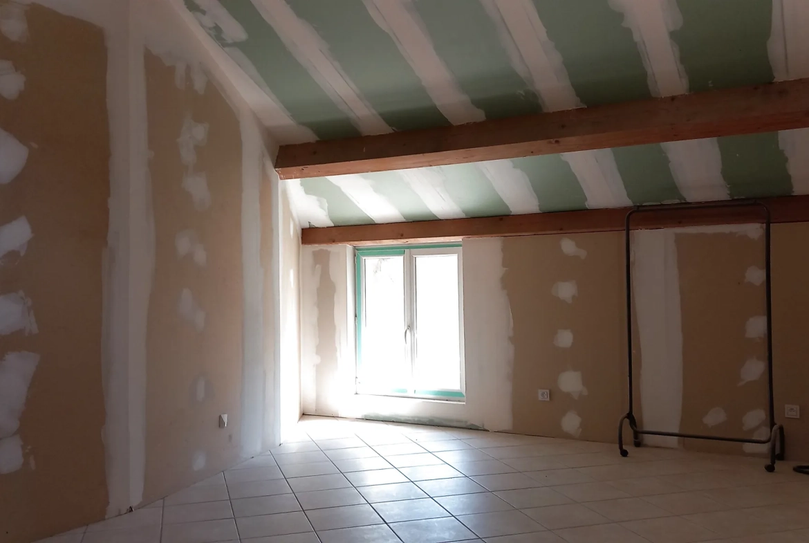 Maison de village en pierre avec terrasse à Saint Gervais sur mare - Opportunité à saisir 