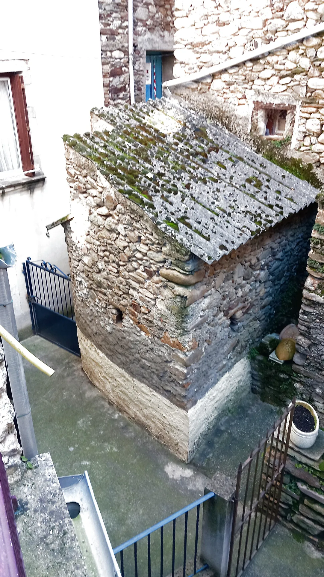 Maison de village en pierre avec terrasse à Saint Gervais sur mare - Opportunité à saisir 