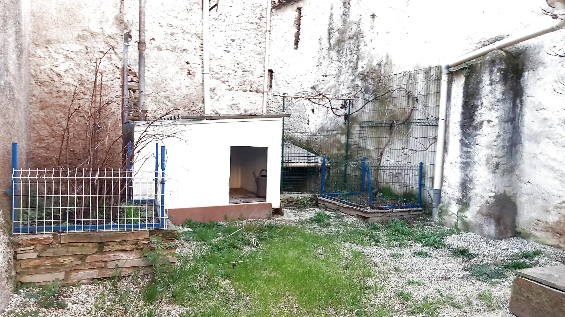 Maison de village en pierre avec terrasse à Saint Gervais sur mare - Opportunité à saisir 