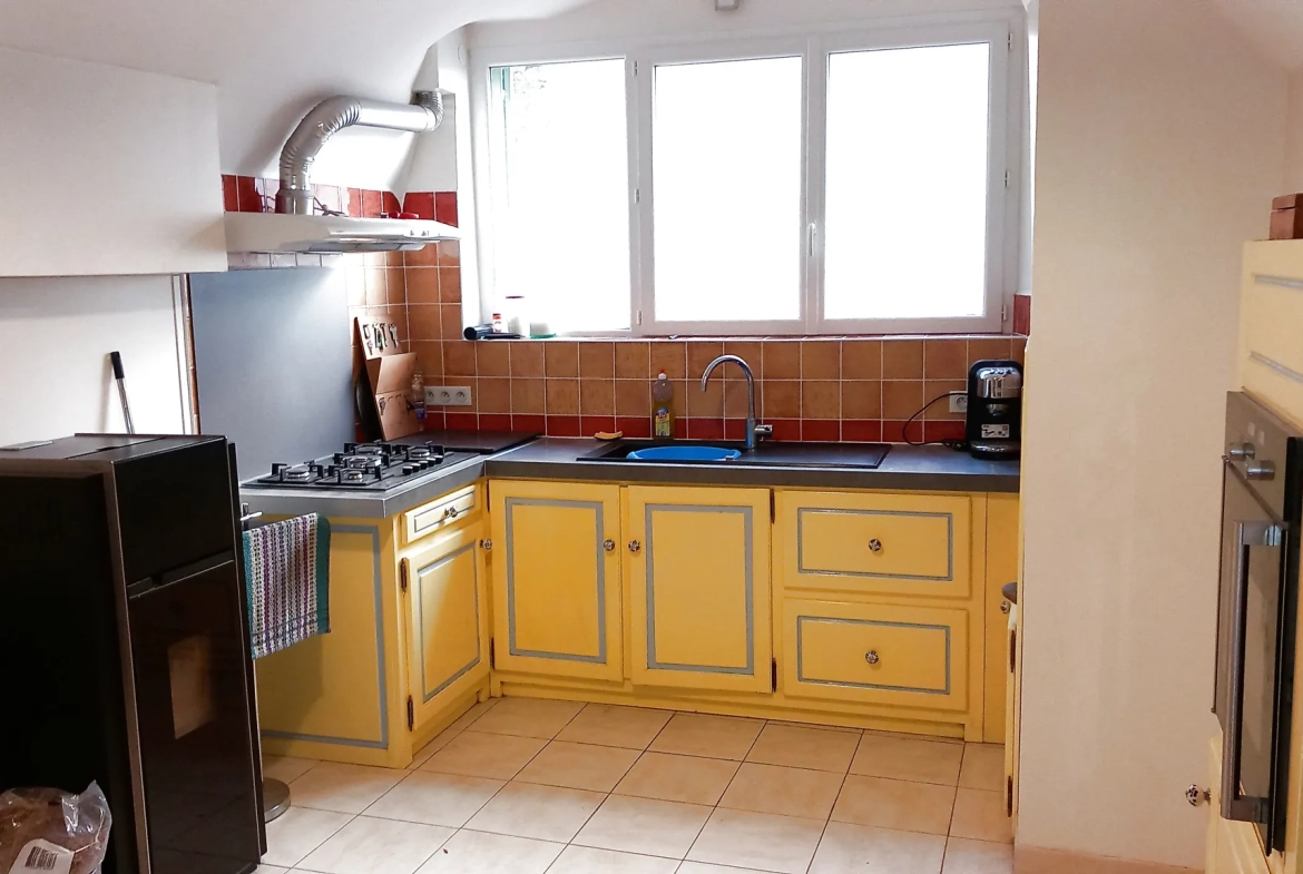 Maison de village en pierre avec terrasse à Saint Gervais sur mare - Opportunité à saisir 