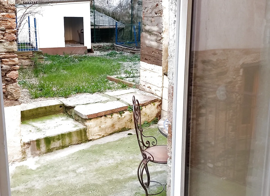 Maison de village en pierre avec terrasse à Saint Gervais sur mare - Opportunité à saisir 