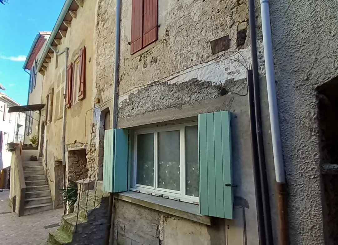 Maison de village en pierre avec terrasse à Saint Gervais sur mare - Opportunité à saisir 
