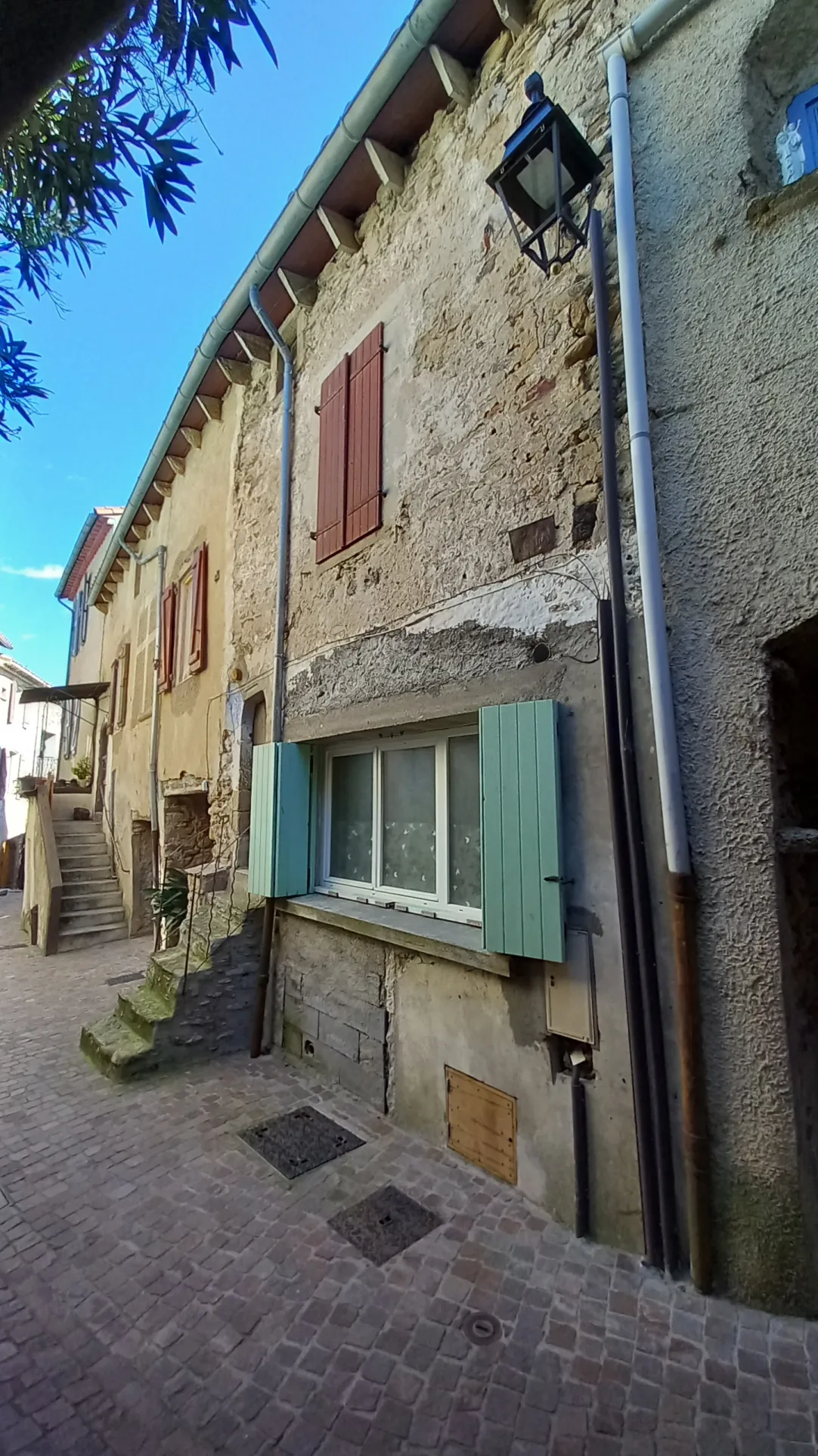 Maison de village en pierre avec terrasse à Saint Gervais sur mare - Opportunité à saisir 