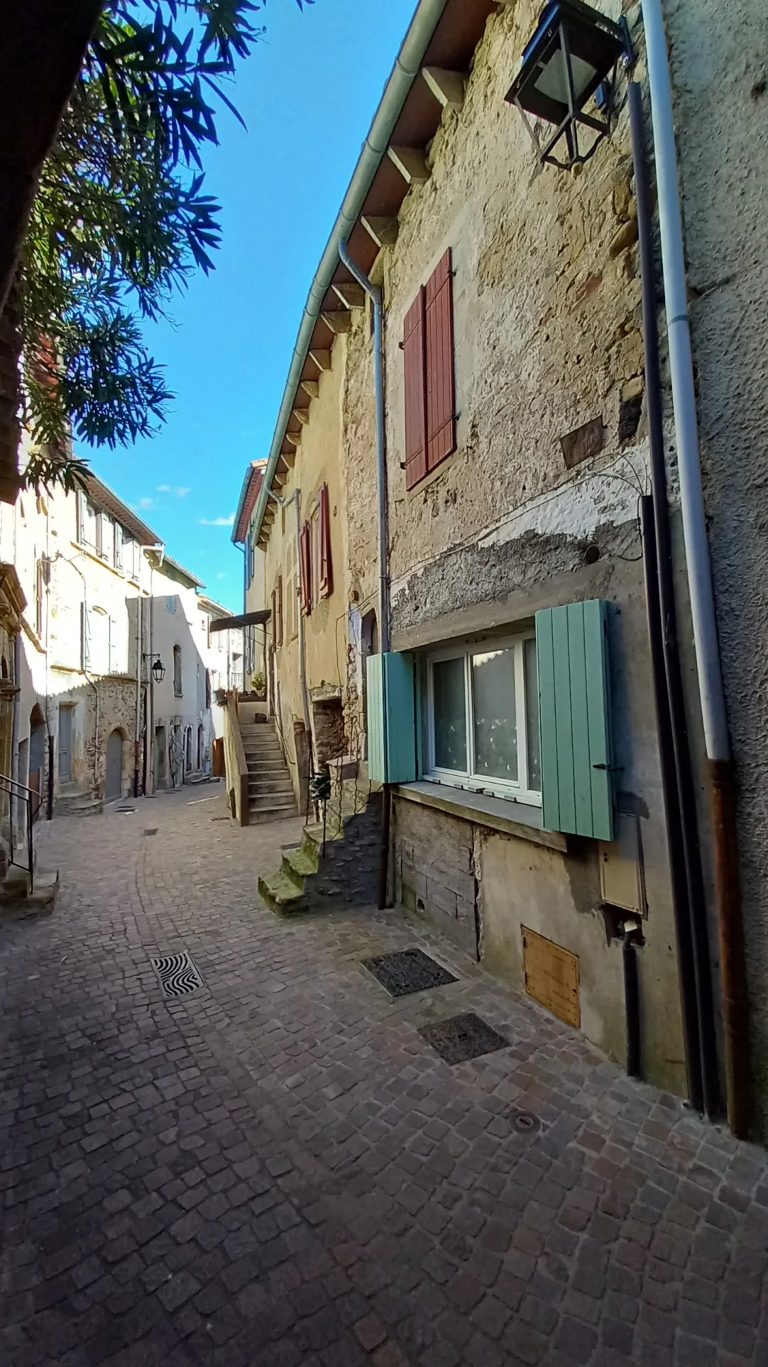 Maison de village en pierre avec terrasse à Saint Gervais sur mare - Opportunité à saisir 