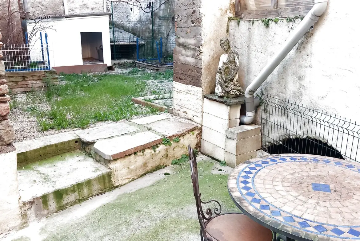 Maison de village en pierre avec terrasse à Saint Gervais sur mare - Opportunité à saisir 