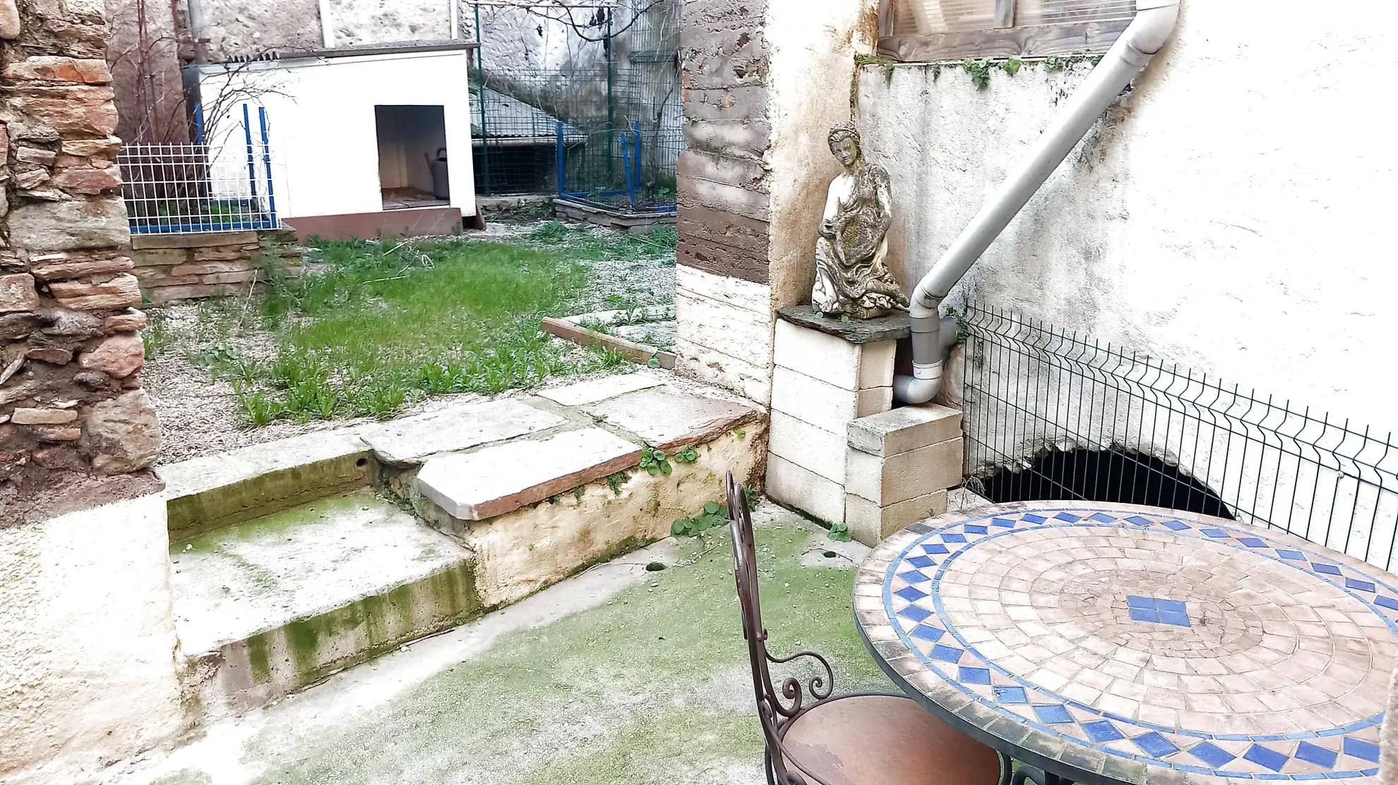 Maison de village en pierre avec terrasse à Saint Gervais sur mare - Opportunité à saisir 