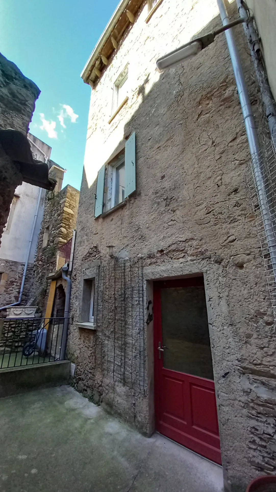 Maison de village en pierre avec terrasse à Saint Gervais sur mare - Opportunité à saisir 