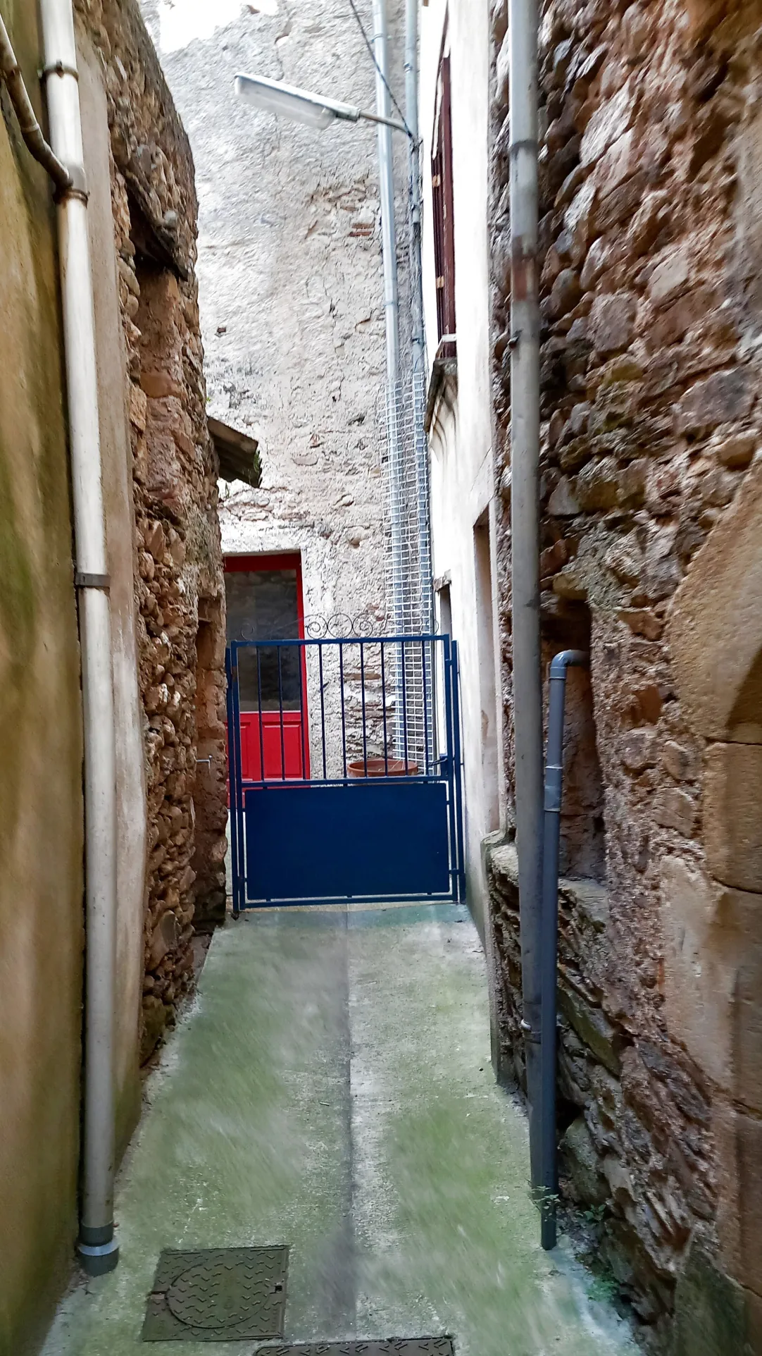 Maison de village en pierre avec terrasse à Saint Gervais sur mare - Opportunité à saisir 