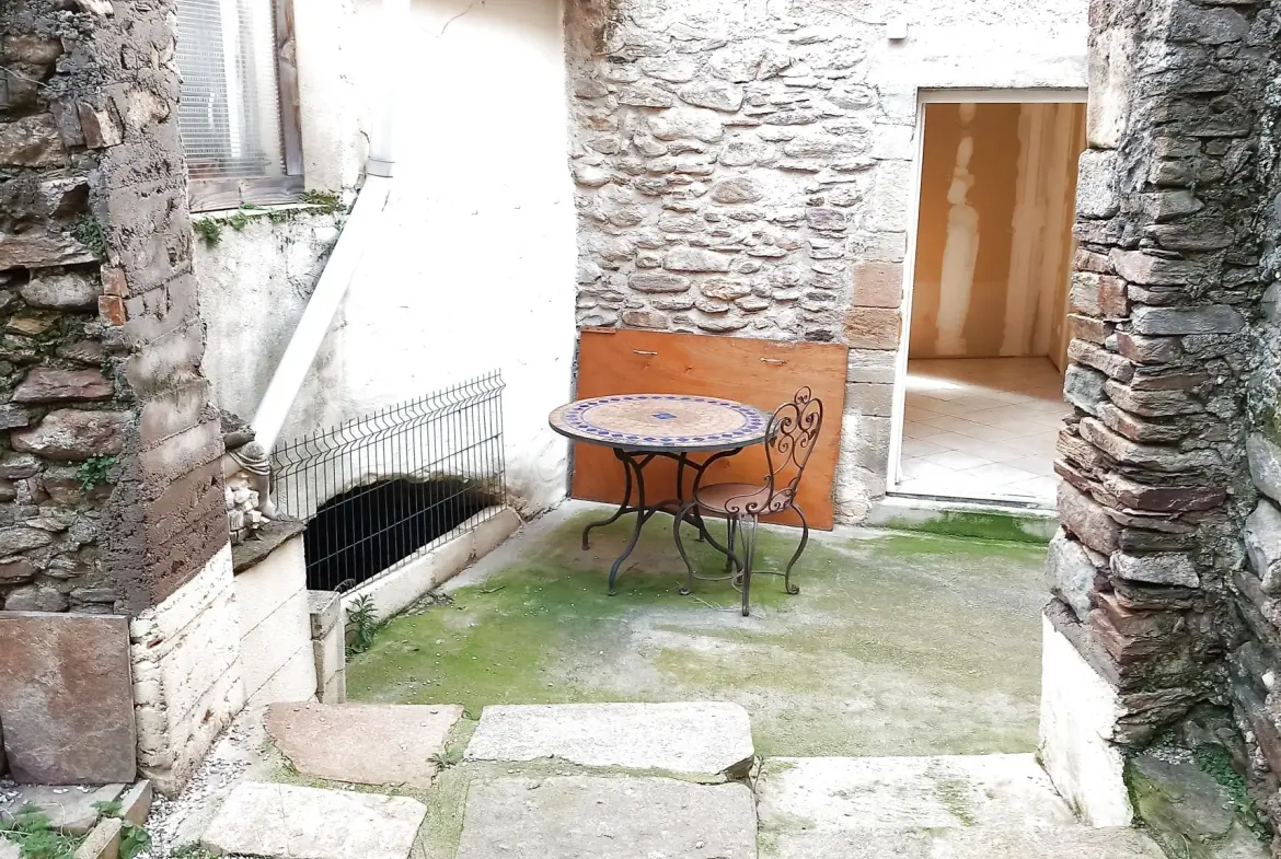 Maison de village en pierre avec terrasse à Saint Gervais sur mare - Opportunité à saisir 