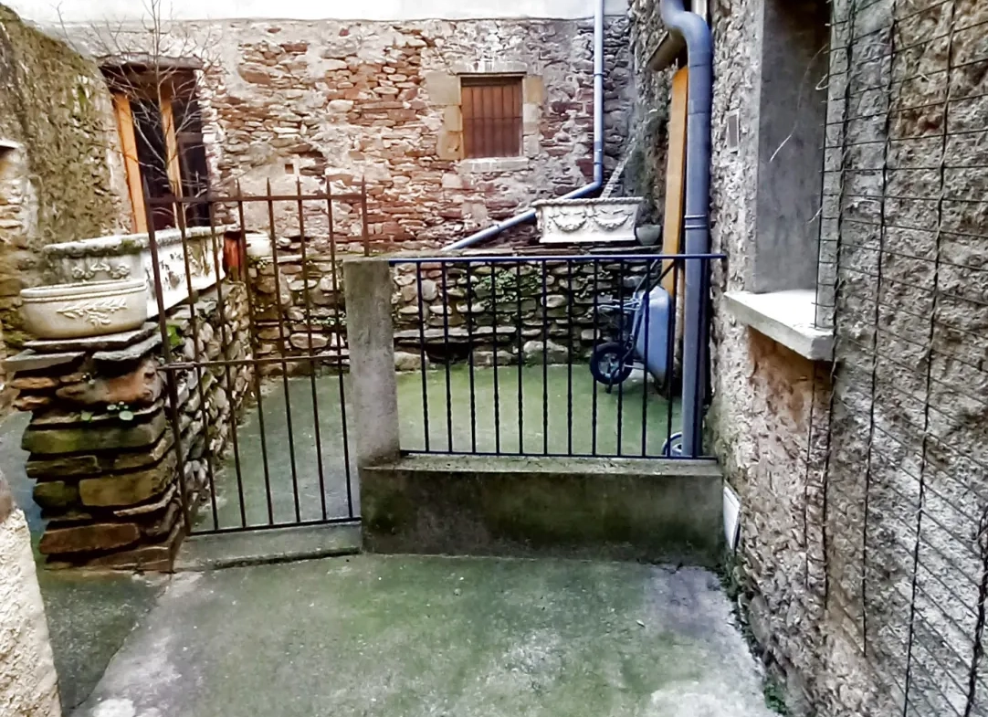 Maison de village en pierre avec terrasse à Saint Gervais sur mare - Opportunité à saisir 