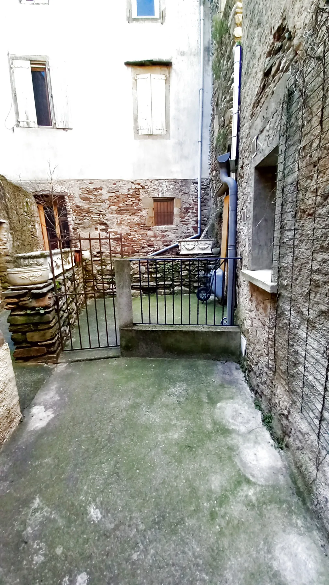 Maison de village en pierre avec terrasse à Saint Gervais sur mare - Opportunité à saisir 