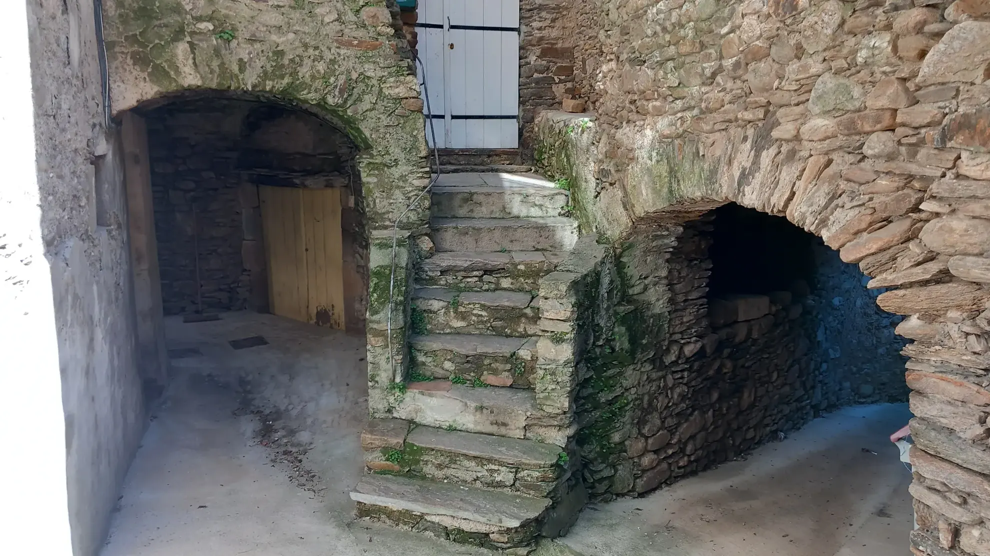 Maison de village en pierre avec terrasse à Saint Gervais sur mare - Opportunité à saisir 