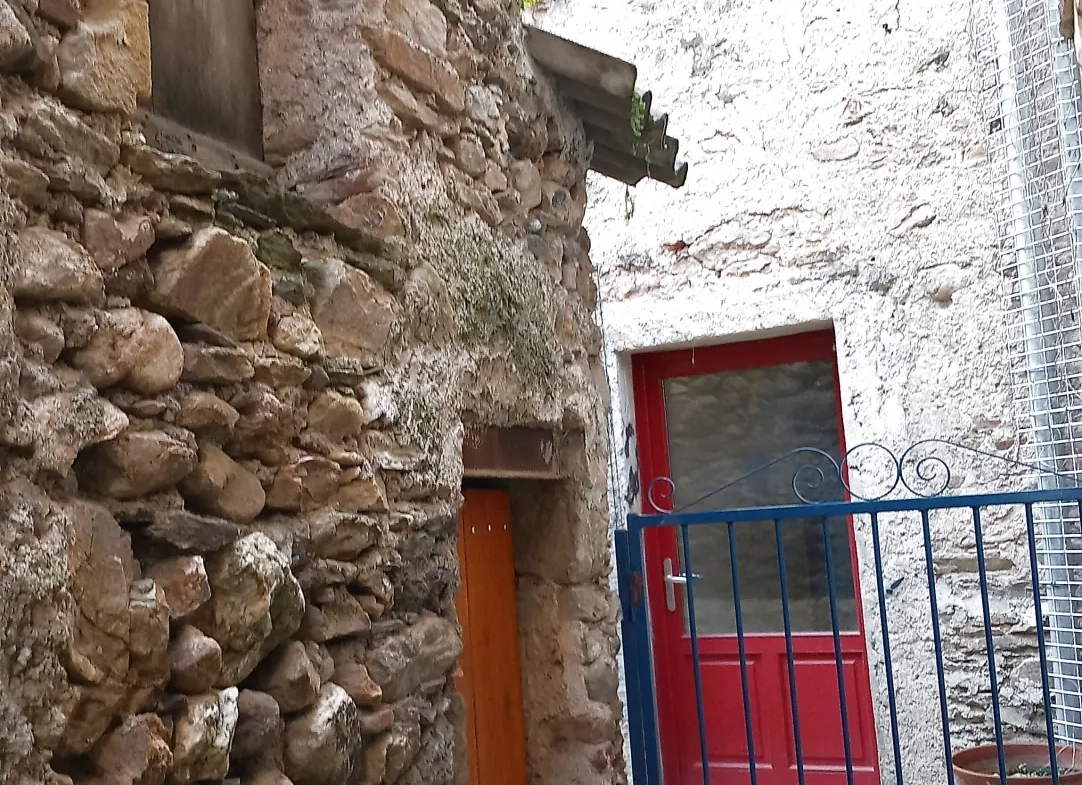 Maison de village en pierre avec terrasse à Saint Gervais sur mare - Opportunité à saisir 