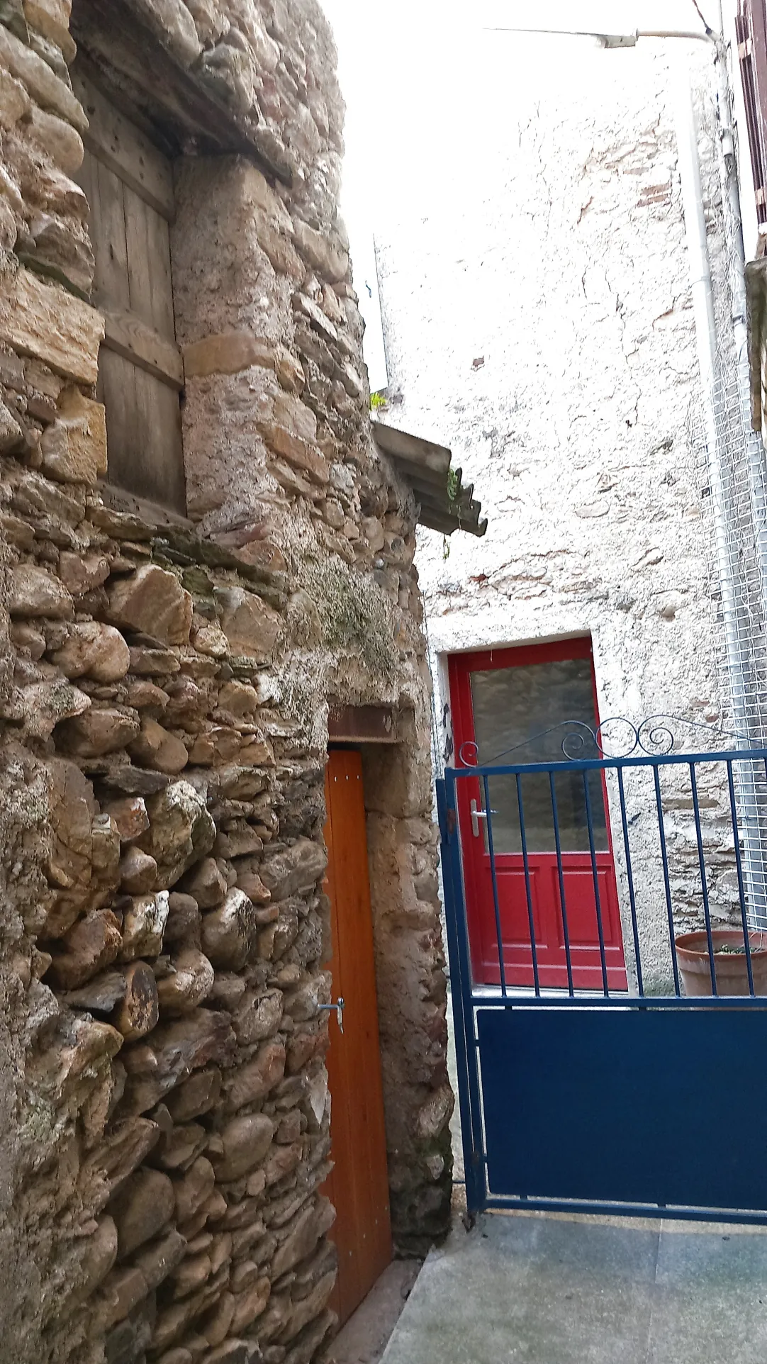Maison de village en pierre avec terrasse à Saint Gervais sur mare - Opportunité à saisir 