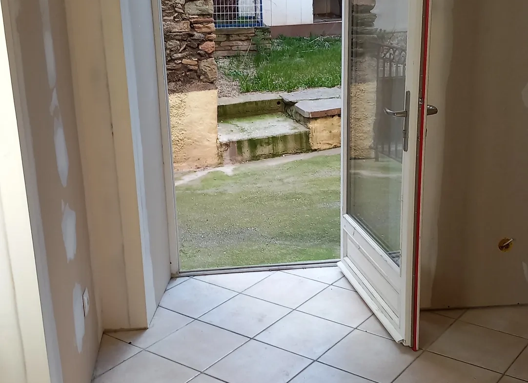 Maison de village en pierre avec terrasse à Saint Gervais sur mare - Opportunité à saisir 