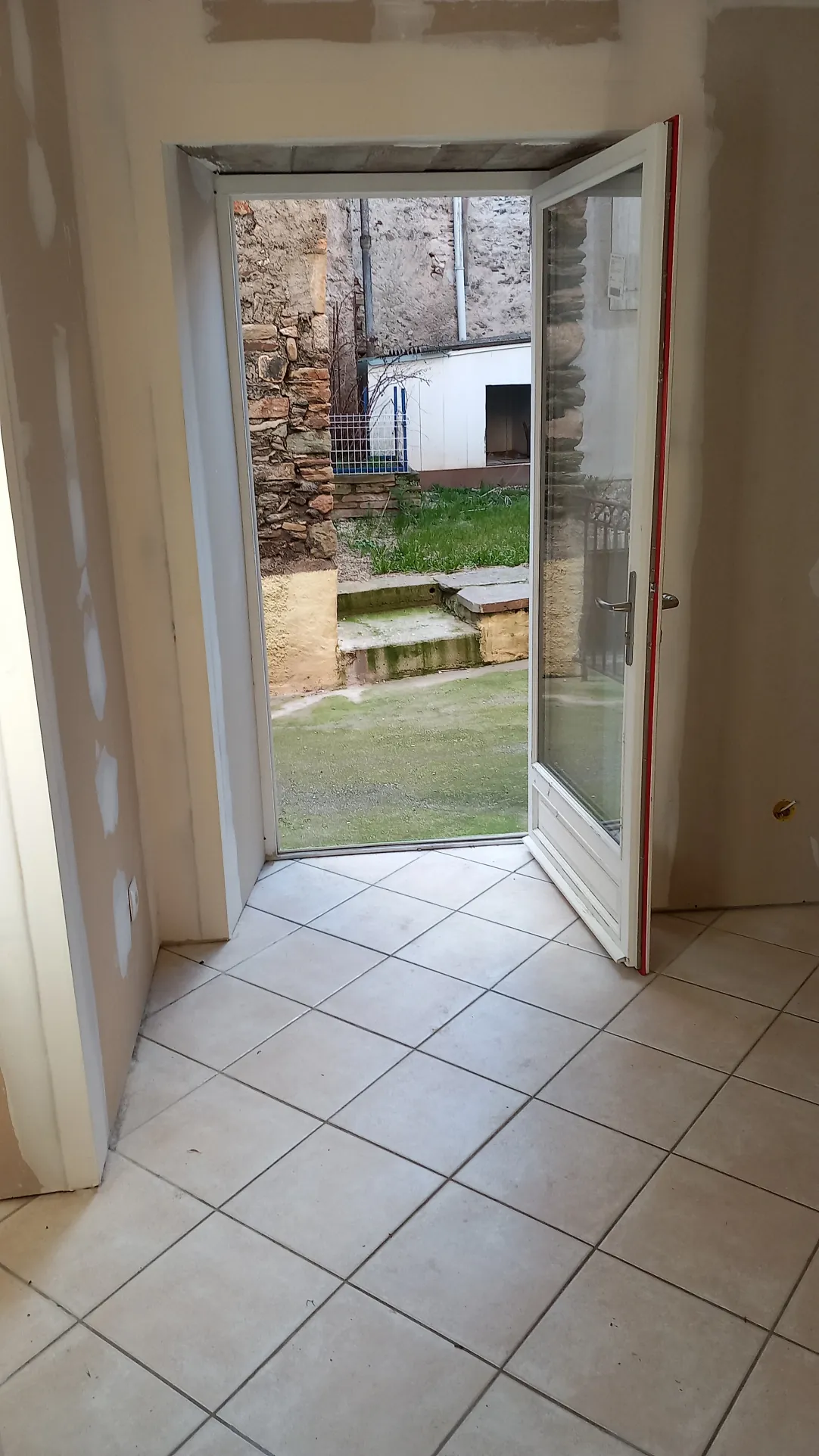 Maison de village en pierre avec terrasse à Saint Gervais sur mare - Opportunité à saisir 