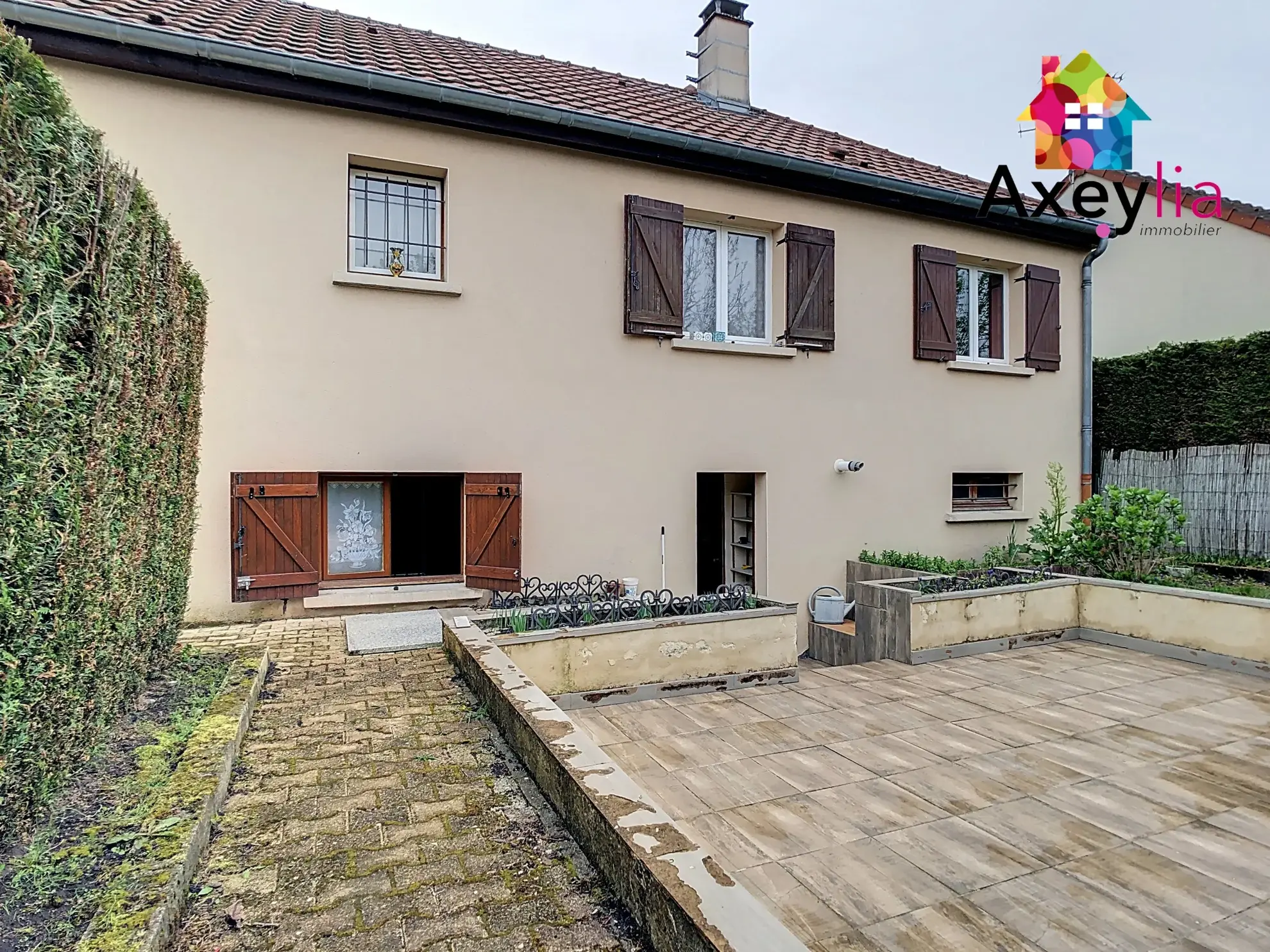 Maison familiale avec 5 chambres et grand garage à Digoin (71) 