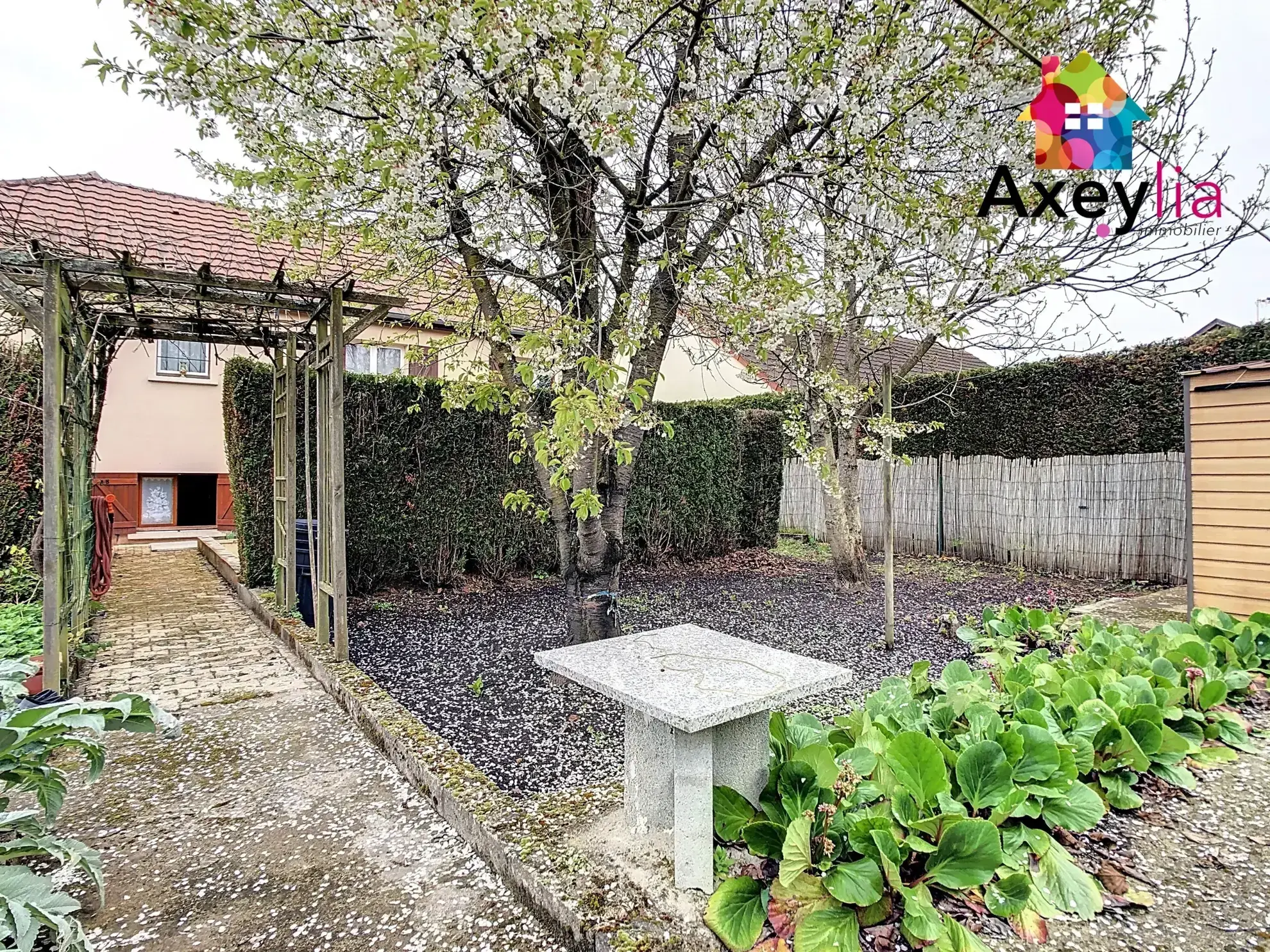 Maison familiale avec 5 chambres et grand garage à Digoin (71) 
