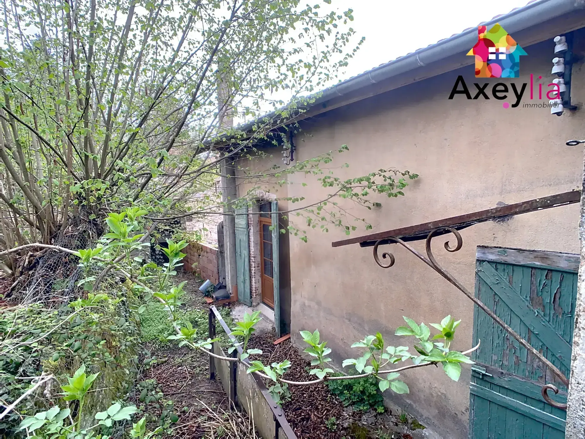 Maison en pierres à rénover au Crozet avec terrain de 3646 m² et dépendance 