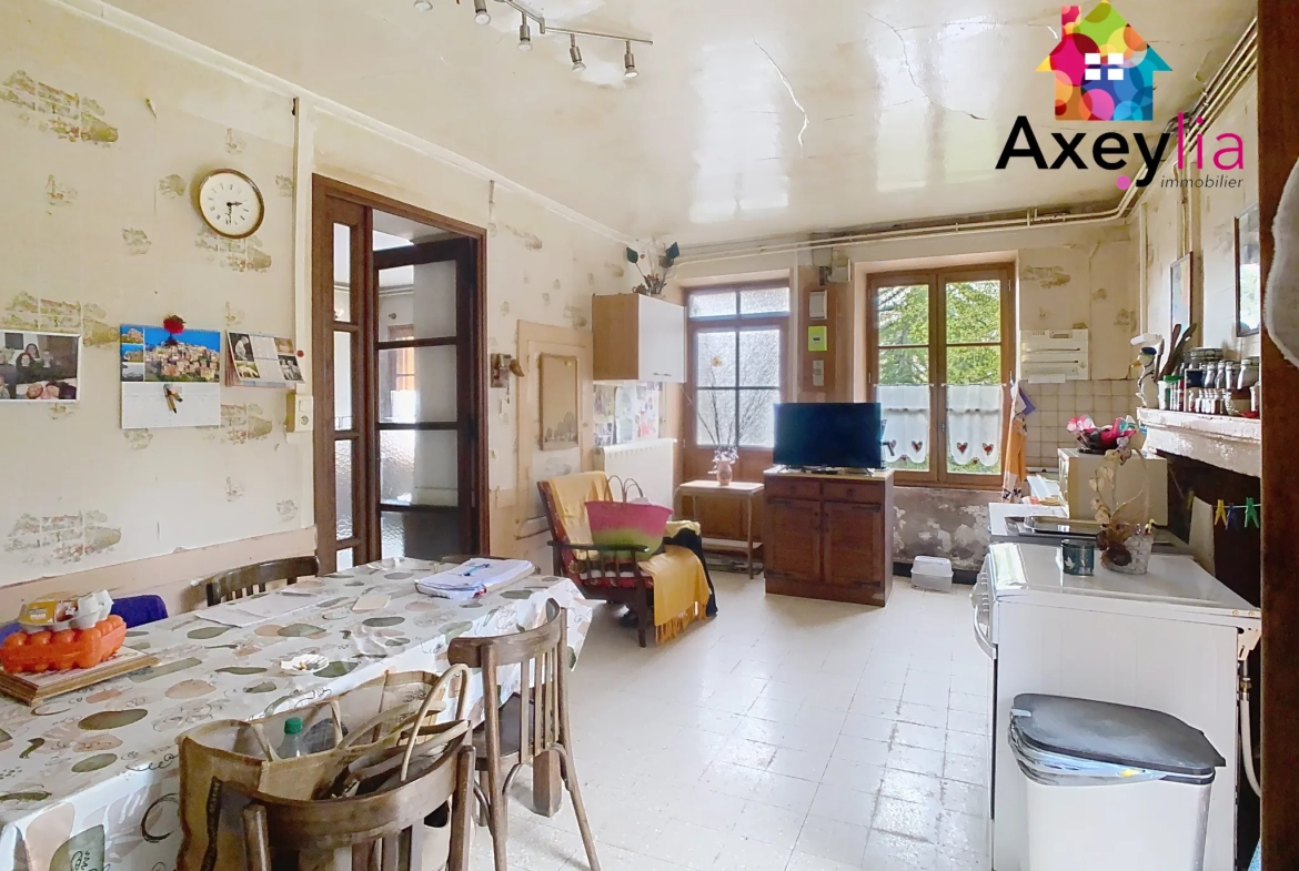 Maison en pierres à rénover au Crozet avec terrain de 3646 m² et dépendance 