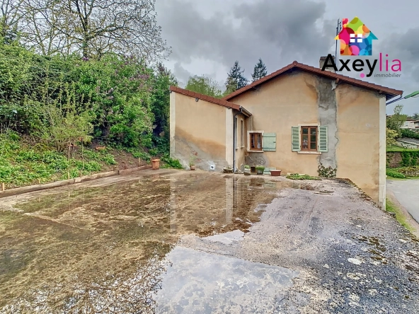 Maison en pierres à rénover au Crozet avec terrain de 3646 m² et dépendance 