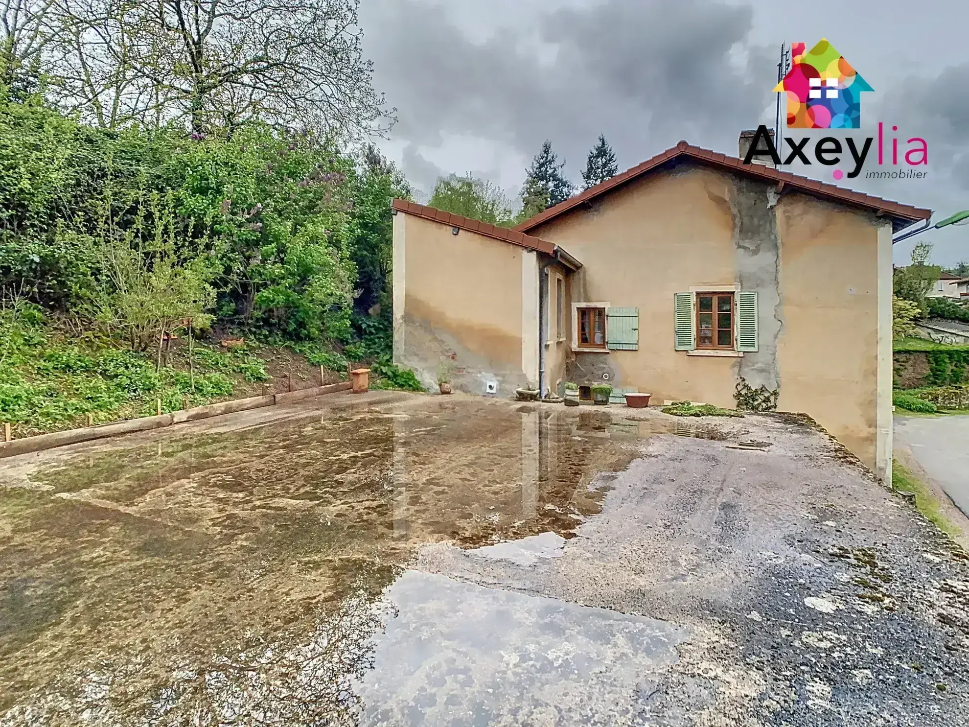 Maison en pierres à rénover au Crozet avec terrain de 3646 m² et dépendance 