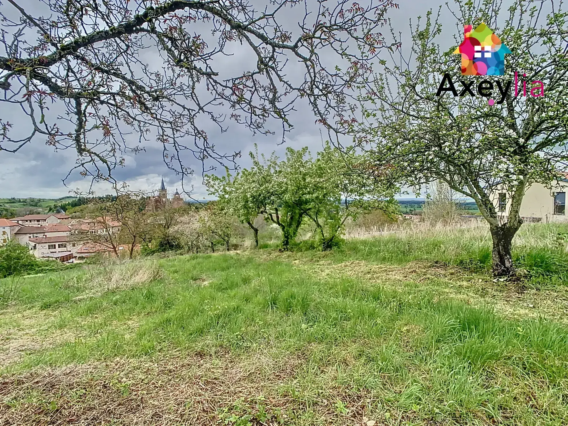 Maison en pierres à rénover au Crozet avec terrain de 3646 m² et dépendance 
