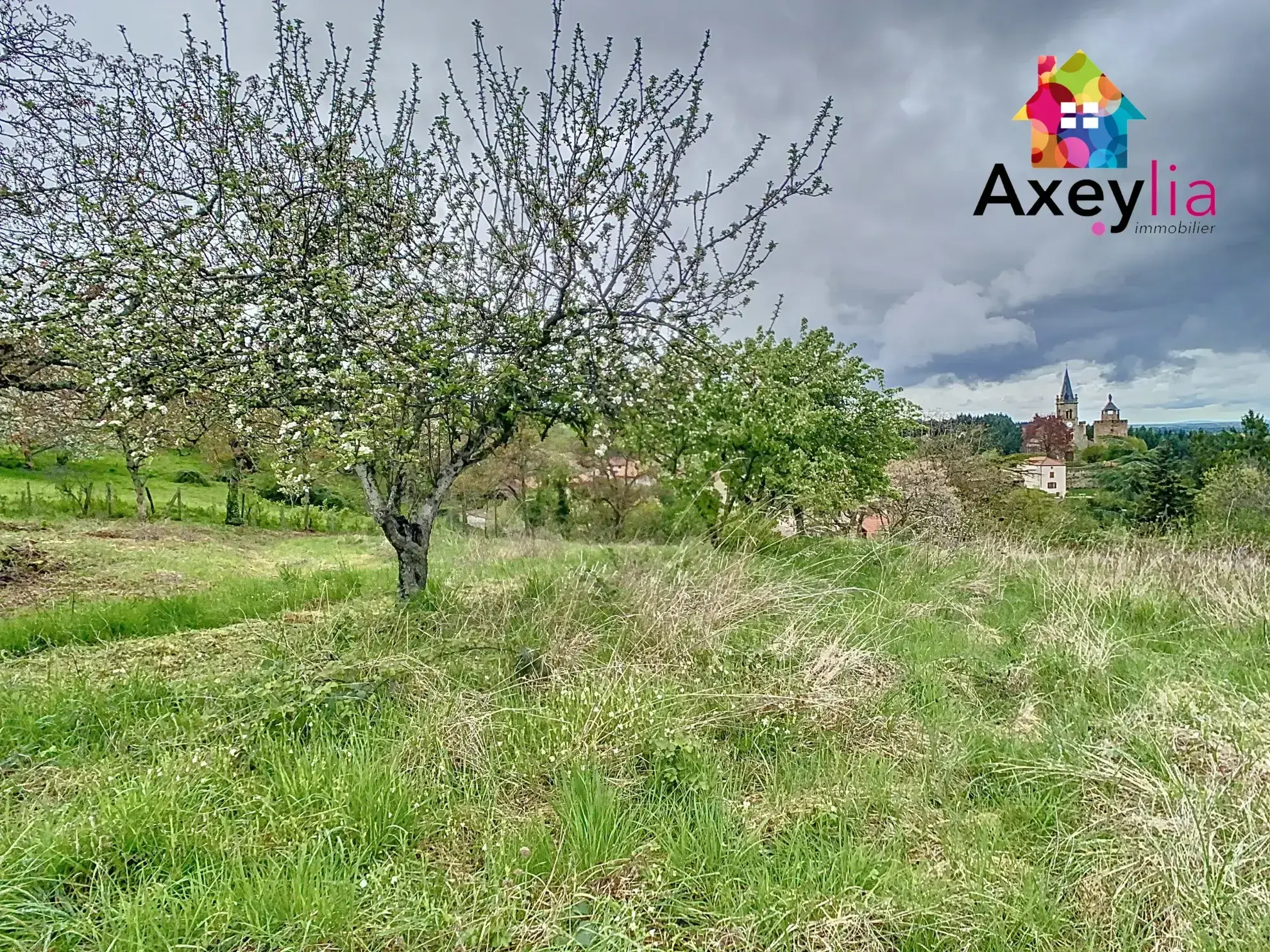 Maison en pierres à rénover au Crozet avec terrain de 3646 m² et dépendance 