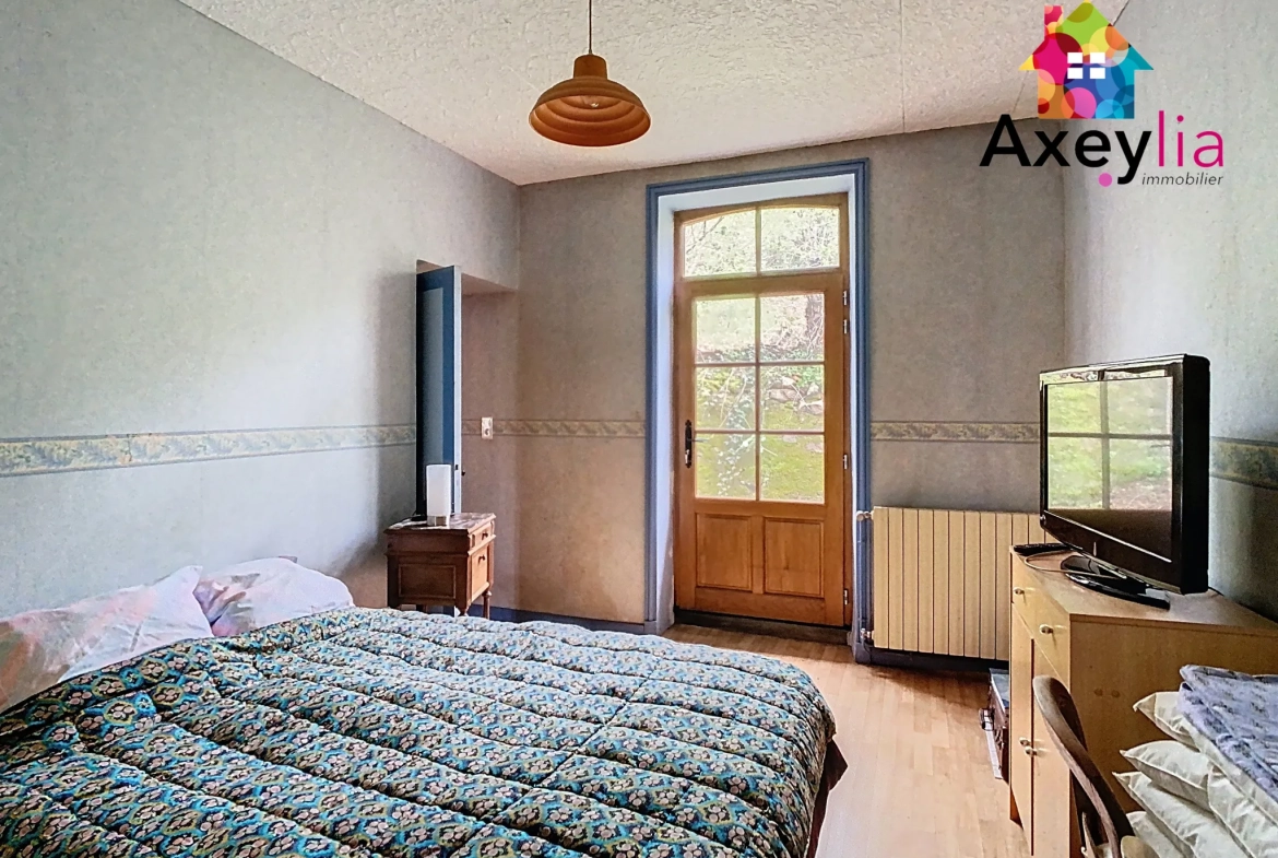Maison en pierres à rénover au Crozet avec terrain de 3646 m² et dépendance 