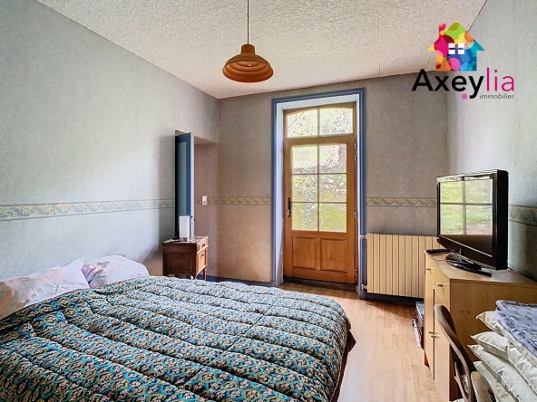 Maison en pierres à rénover au Crozet avec terrain de 3646 m² et dépendance 