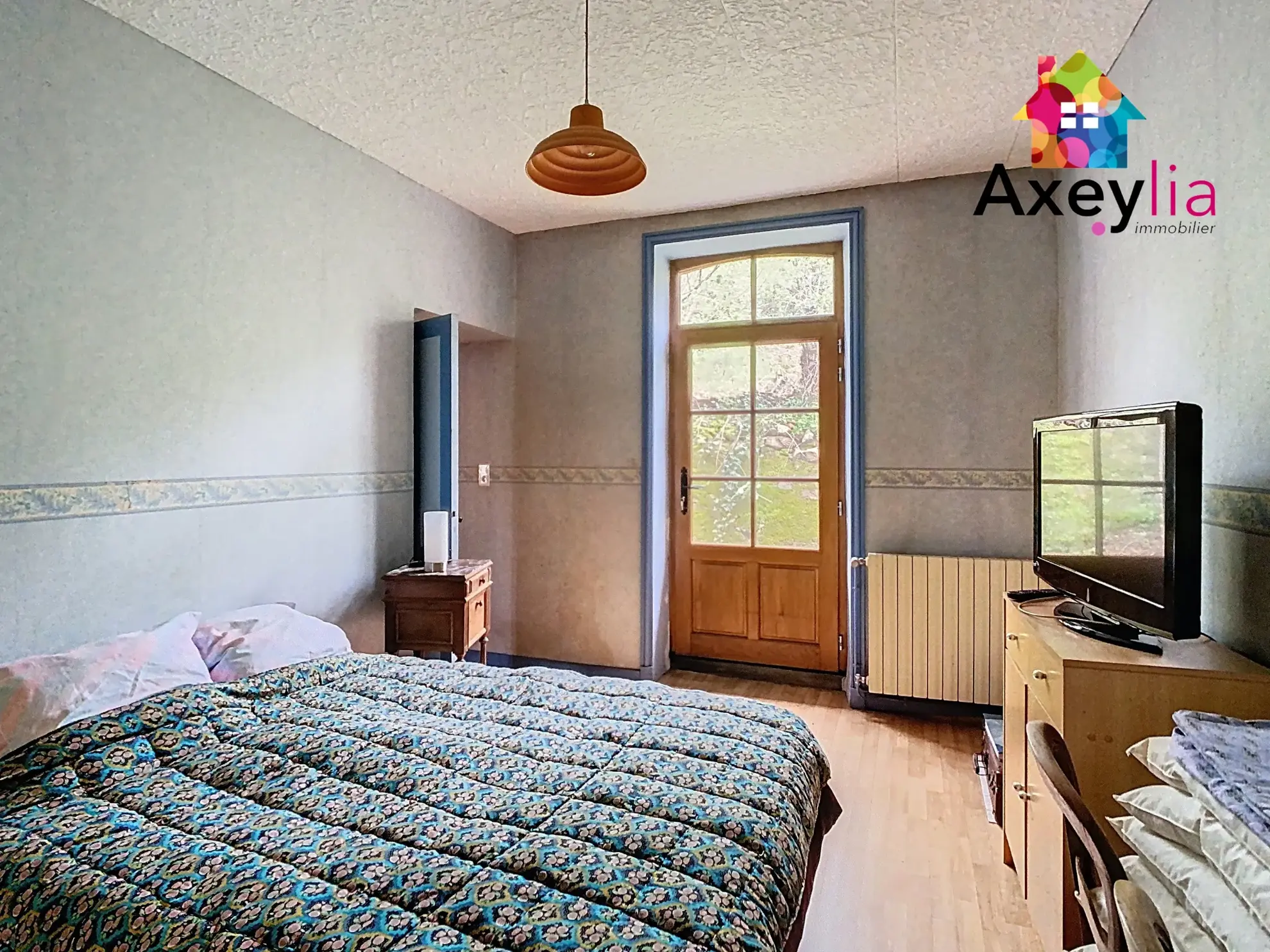 Maison en pierres à rénover au Crozet avec terrain de 3646 m² et dépendance 