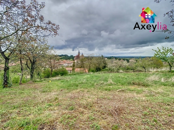 Maison en pierres à rénover au Crozet avec terrain de 3646 m² et dépendance 