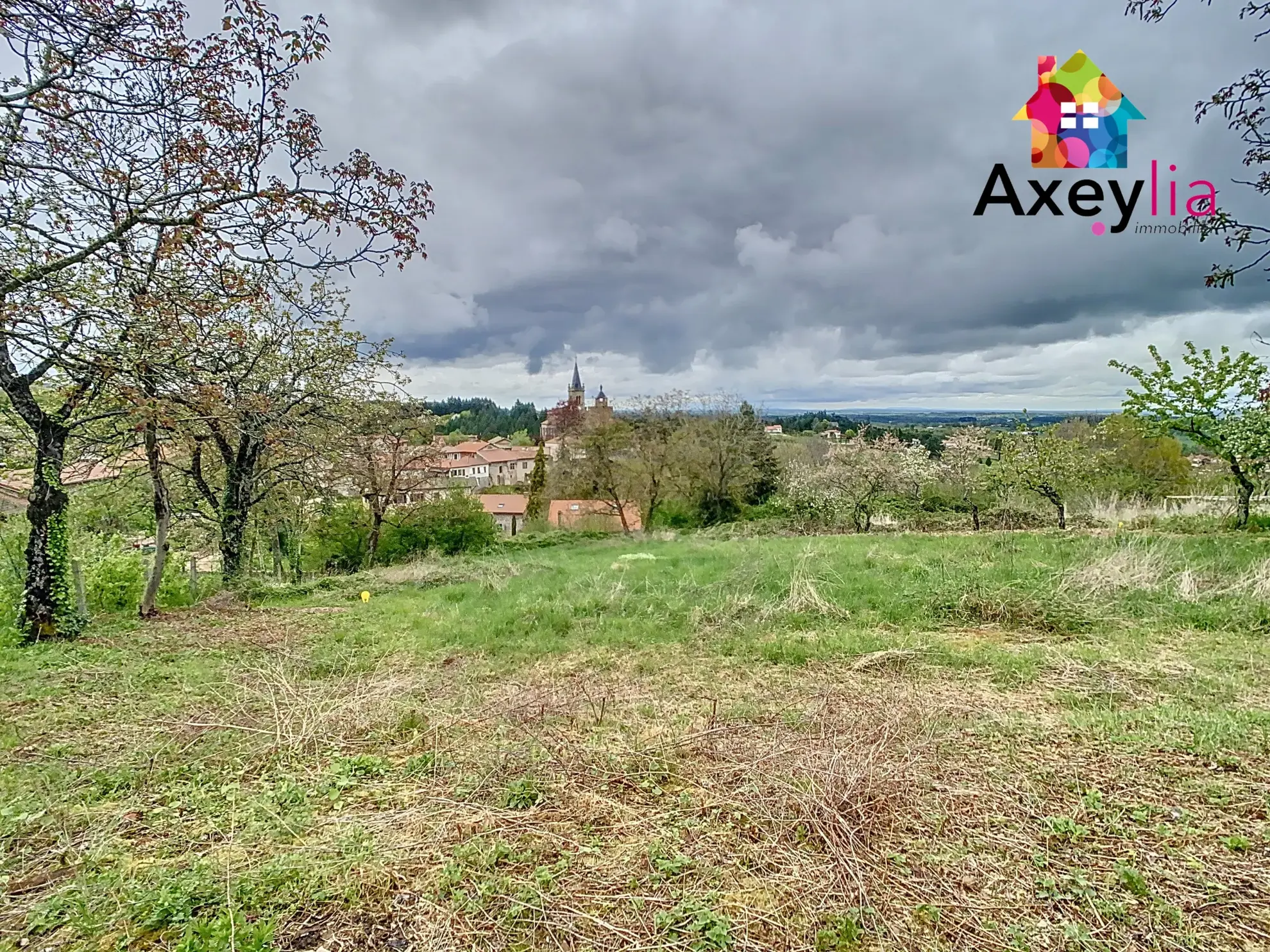 Maison en pierres à rénover au Crozet avec terrain de 3646 m² et dépendance 
