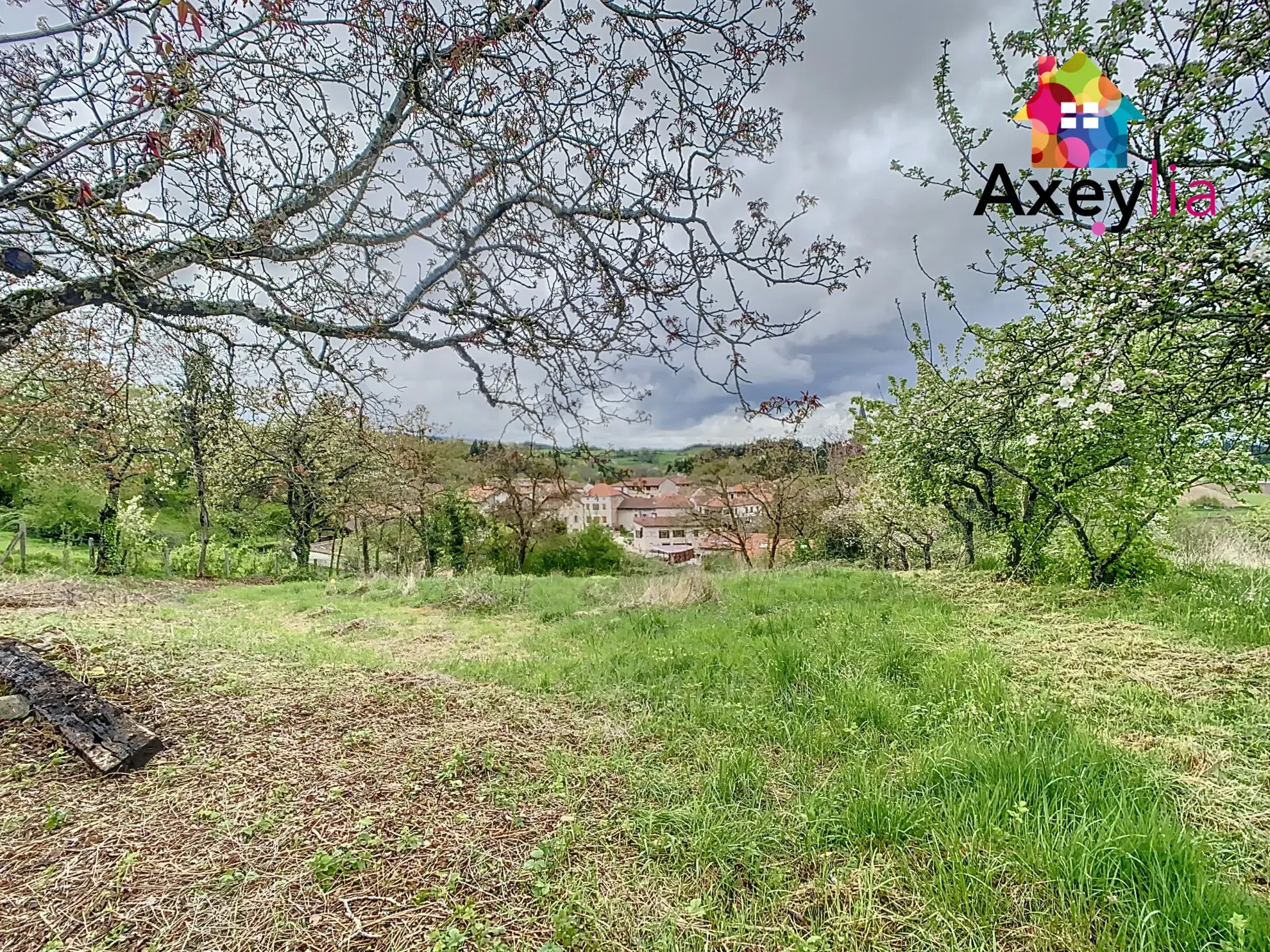 Maison en pierres à rénover au Crozet avec terrain de 3646 m² et dépendance 