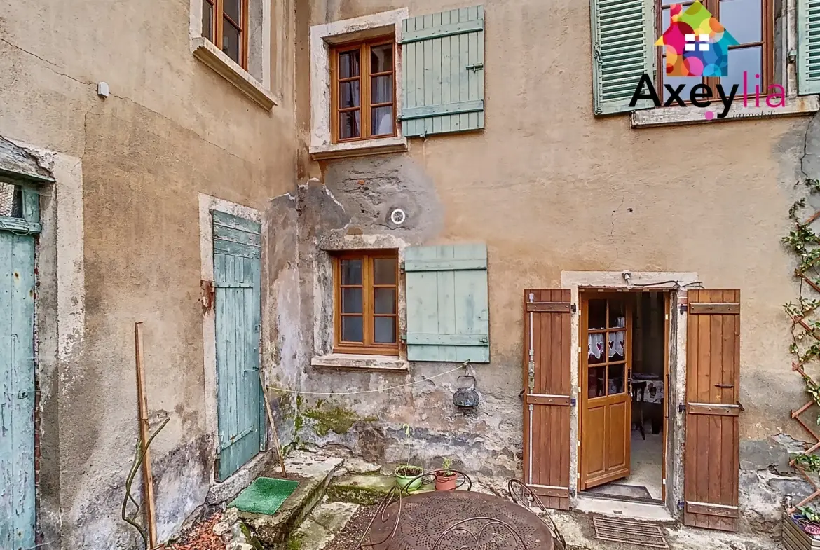 Maison en pierres à rénover au Crozet avec terrain de 3646 m² et dépendance 