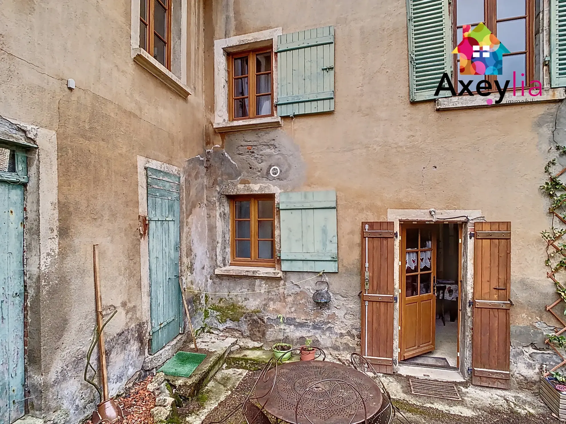 Maison en pierres à rénover au Crozet avec terrain de 3646 m² et dépendance 