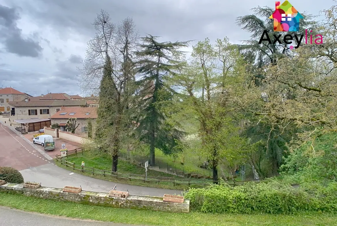 Maison en pierres à rénover au Crozet avec terrain de 3646 m² et dépendance 
