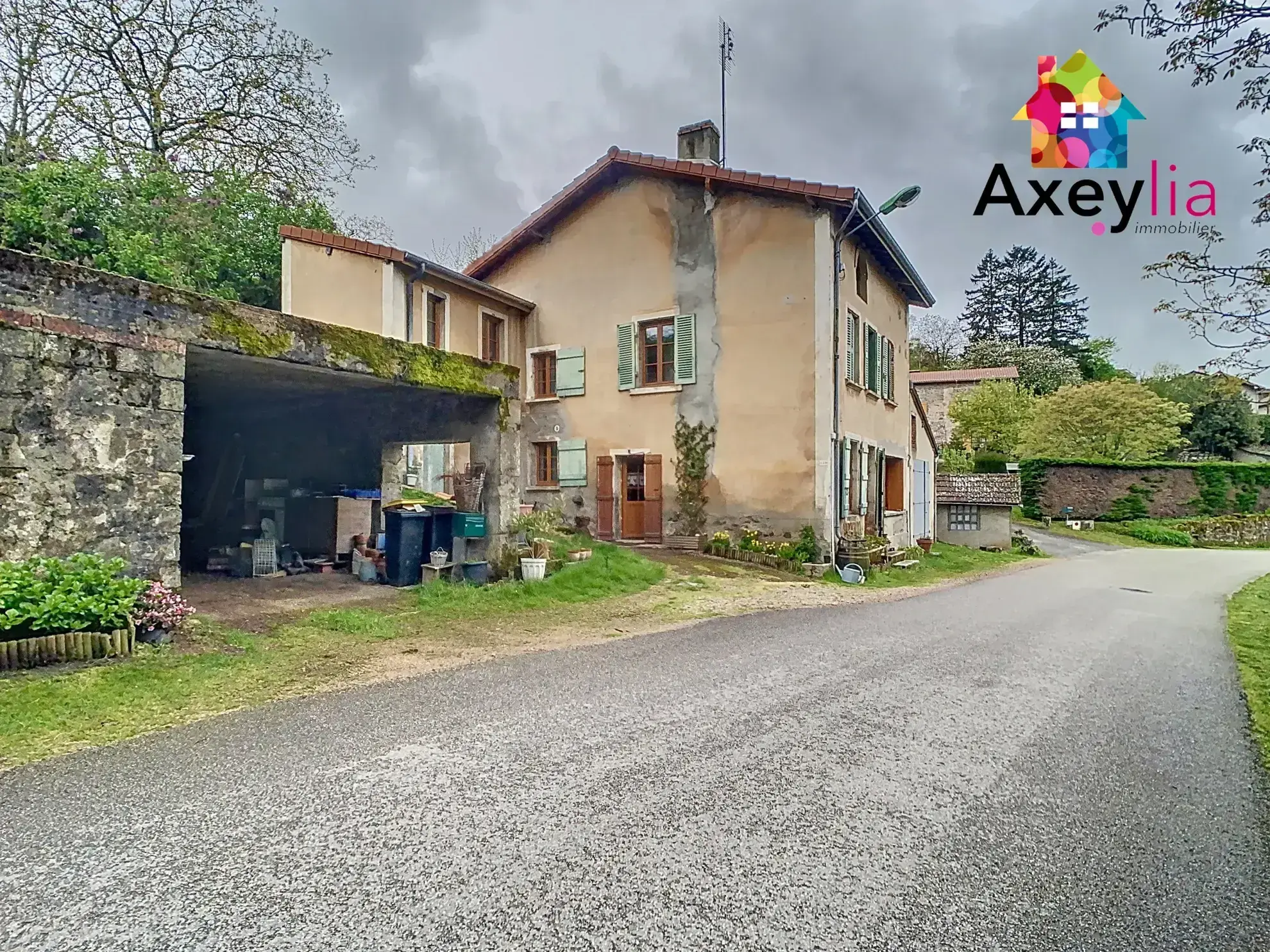 Maison en pierres à rénover au Crozet avec terrain de 3646 m² et dépendance 