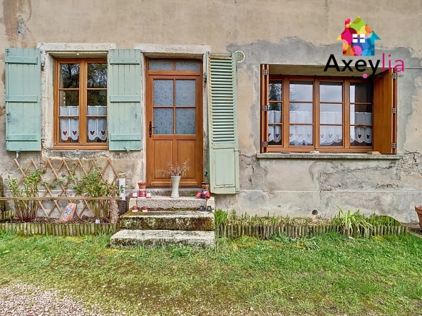 Maison en pierres à rénover au Crozet avec terrain de 3646 m² et dépendance